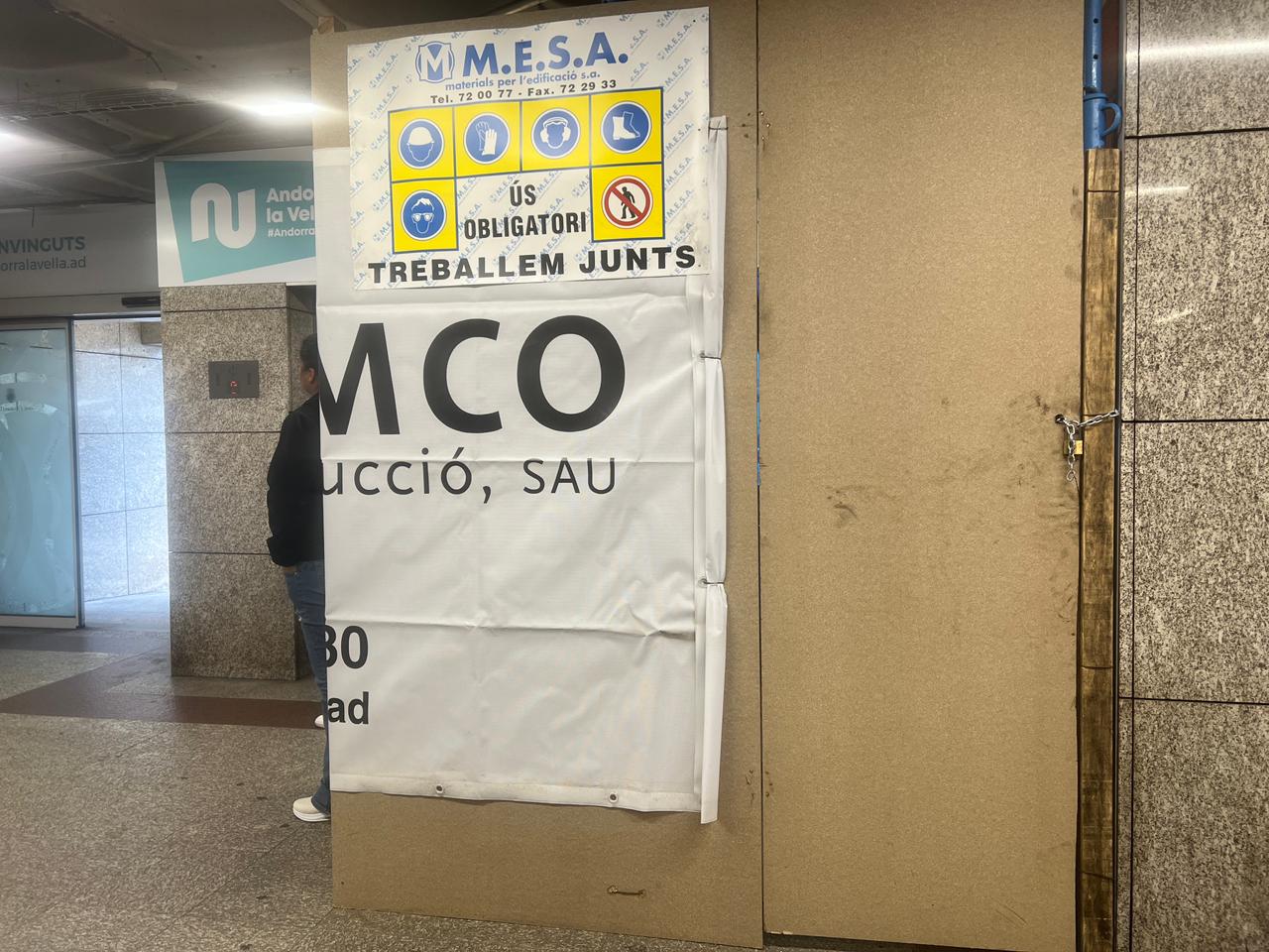 L'ascensor que s'està canviant, encaixonat.