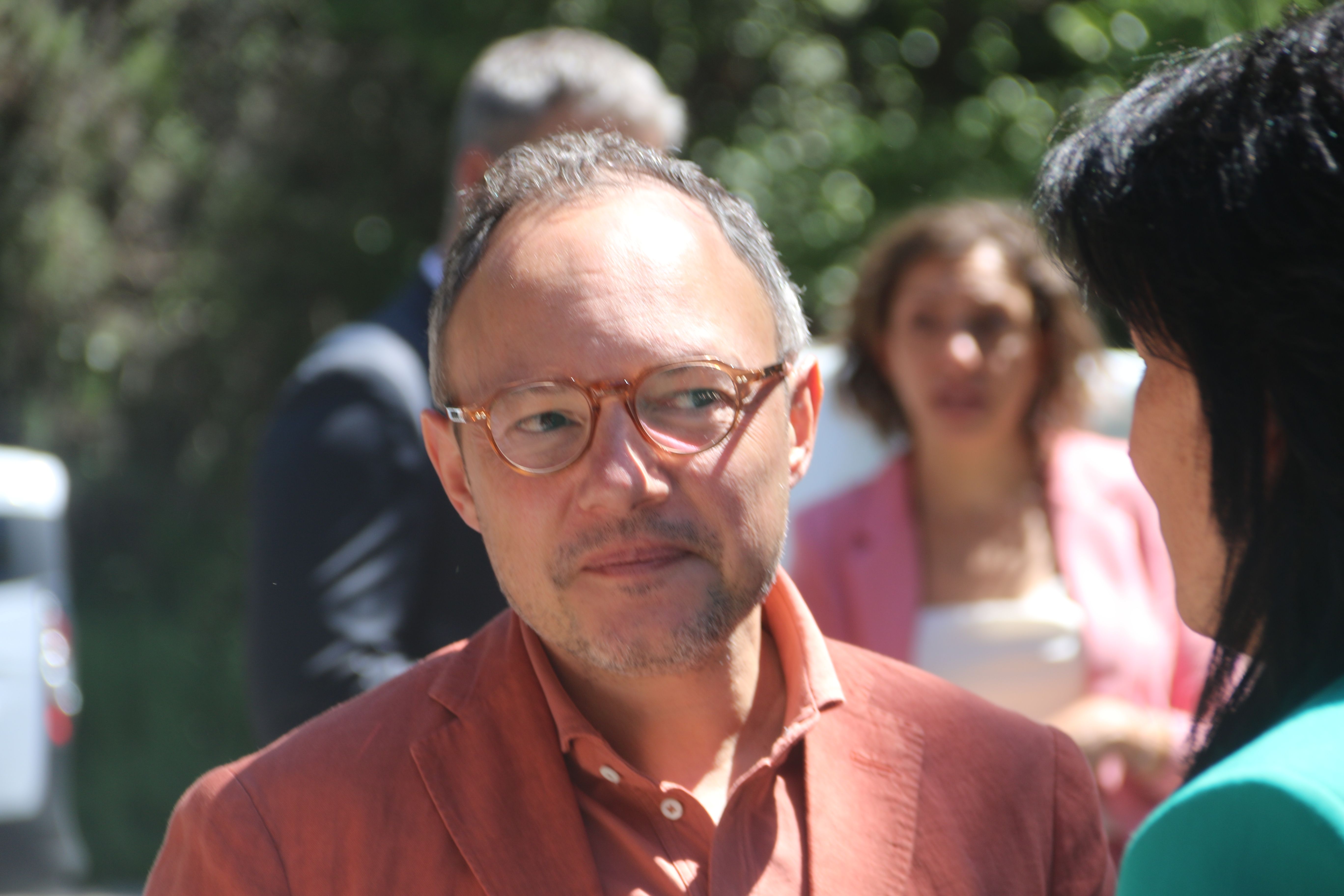 Xavier Espot conversant amb Eva Sansa a Andoflora. Xavier Espot conversant amb Eva Sansa a Andoflora.