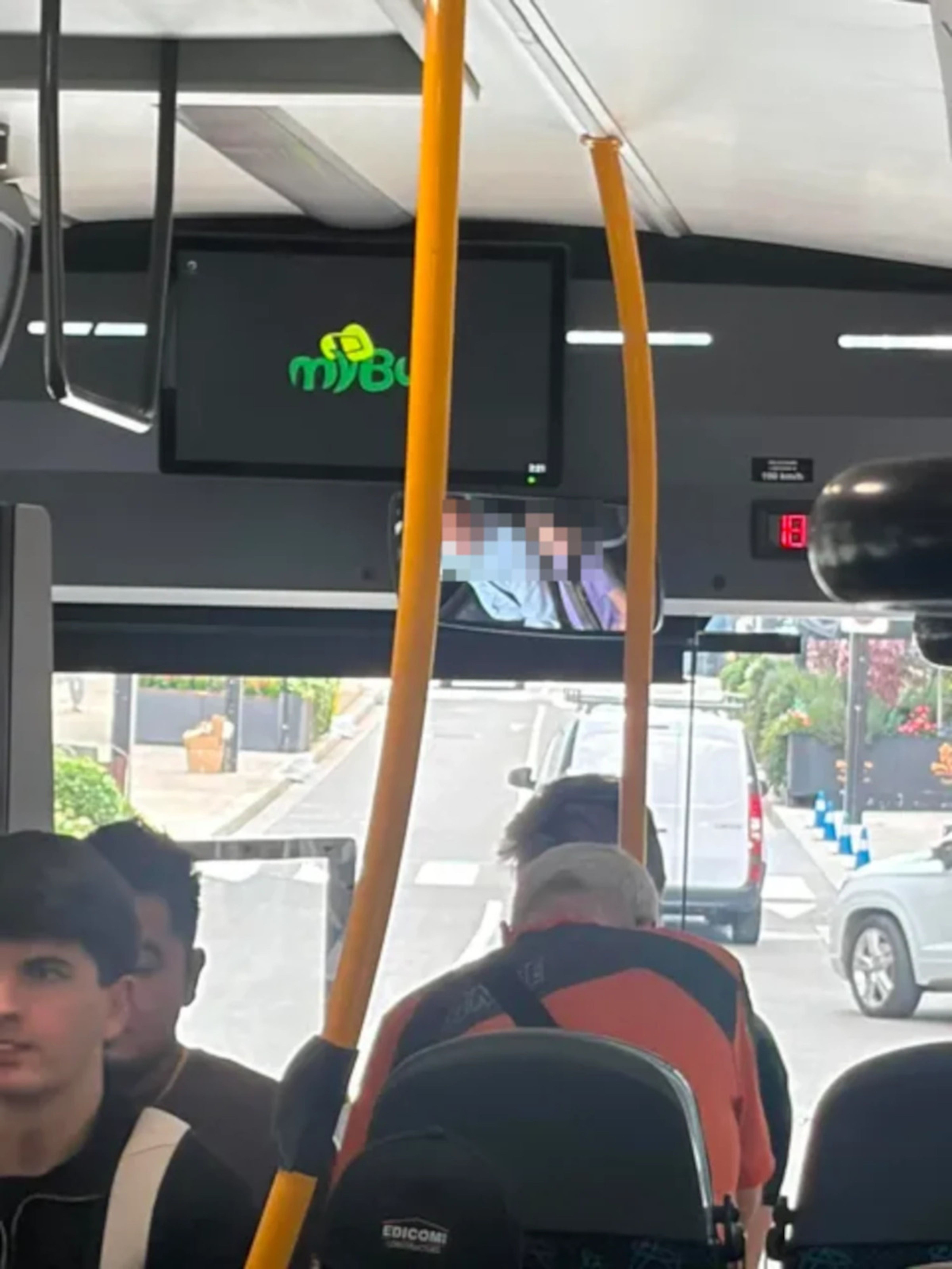 CONDUCTOR I ACOMPANYANT REFLECTITS EN EL RETROVISOR.