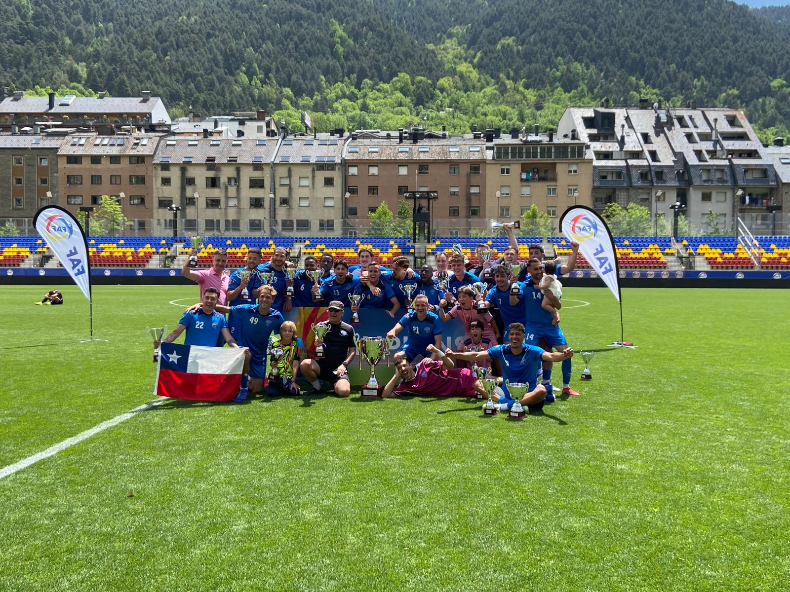 Els jugadors de l'Atlètic Escaldes, amb el trofeu de campions.