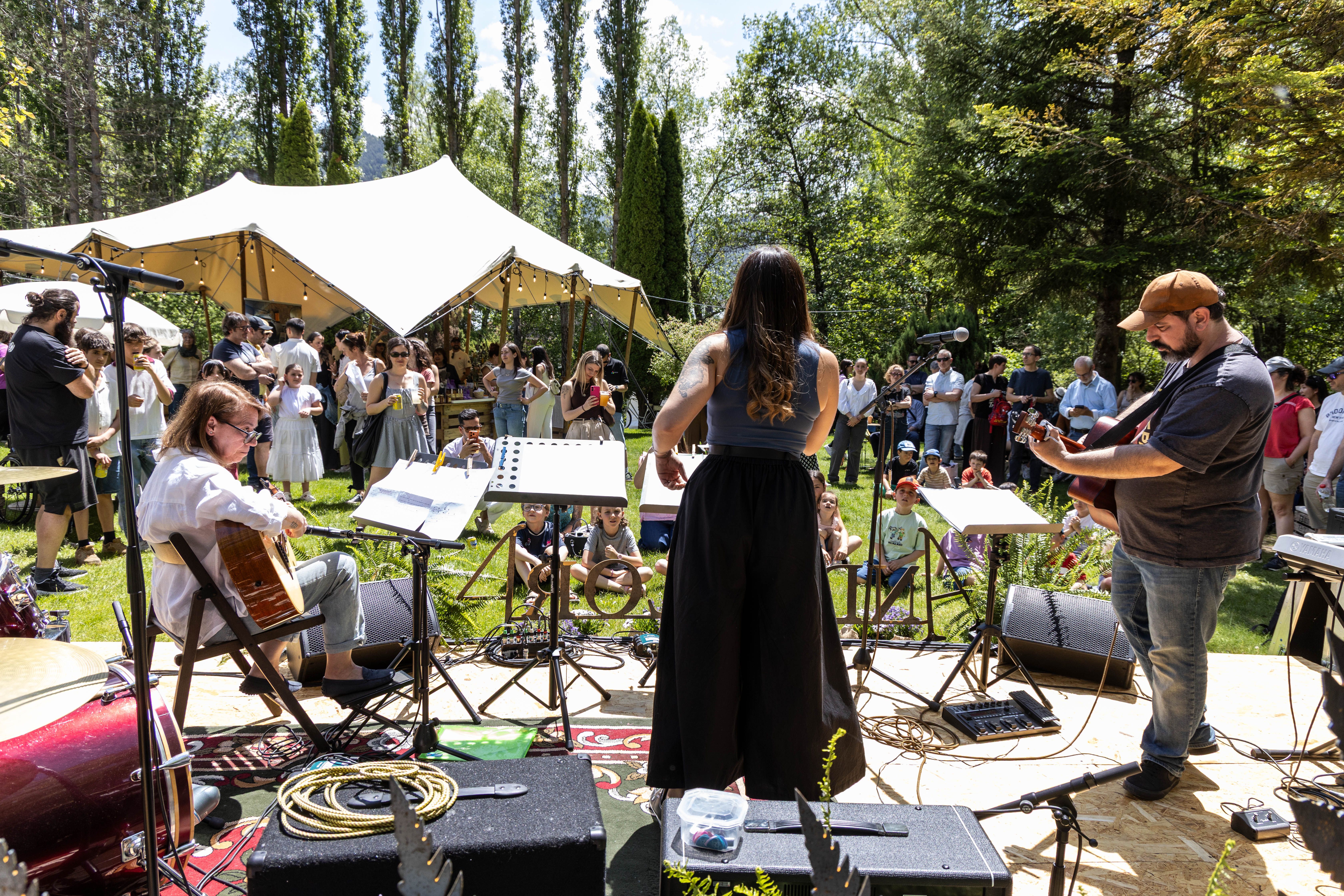 Andoflora viu una jornada multitudinària gràcies al bon temps, que impulsa l’afluència de públic al mercat de la planta, la flor i la primavera.