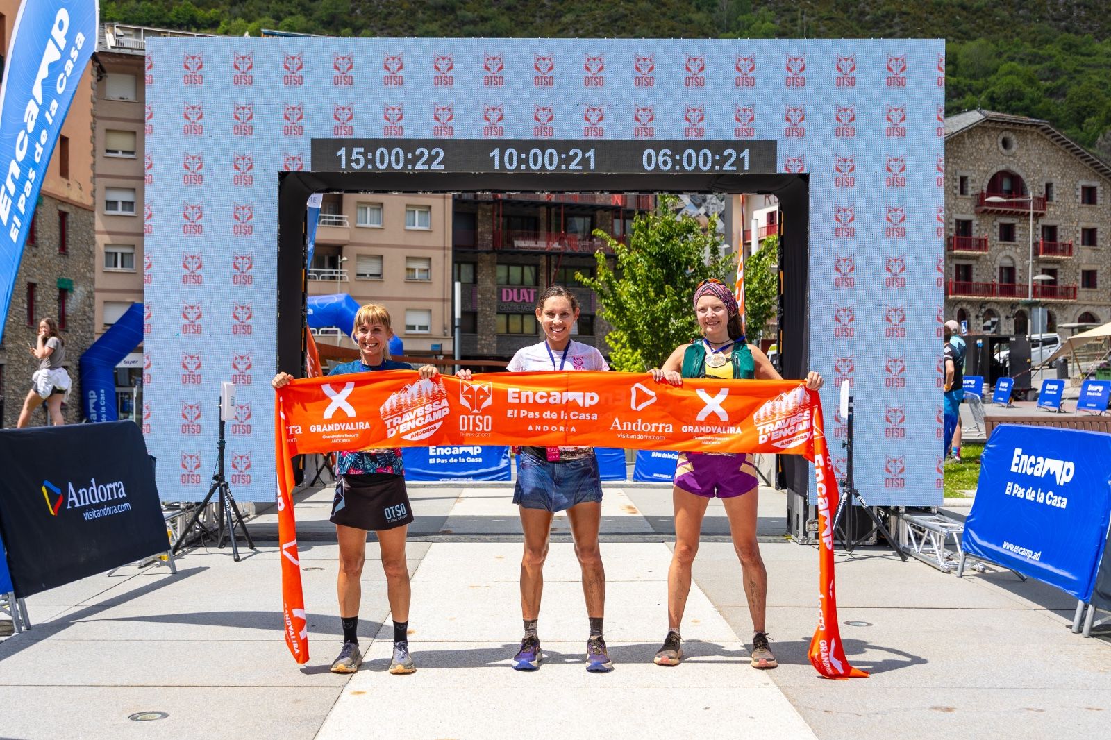 Les guanyadores de la prova femenina, amb la cinta final. La portaveu del Sindicat, Rebeca Bonache.