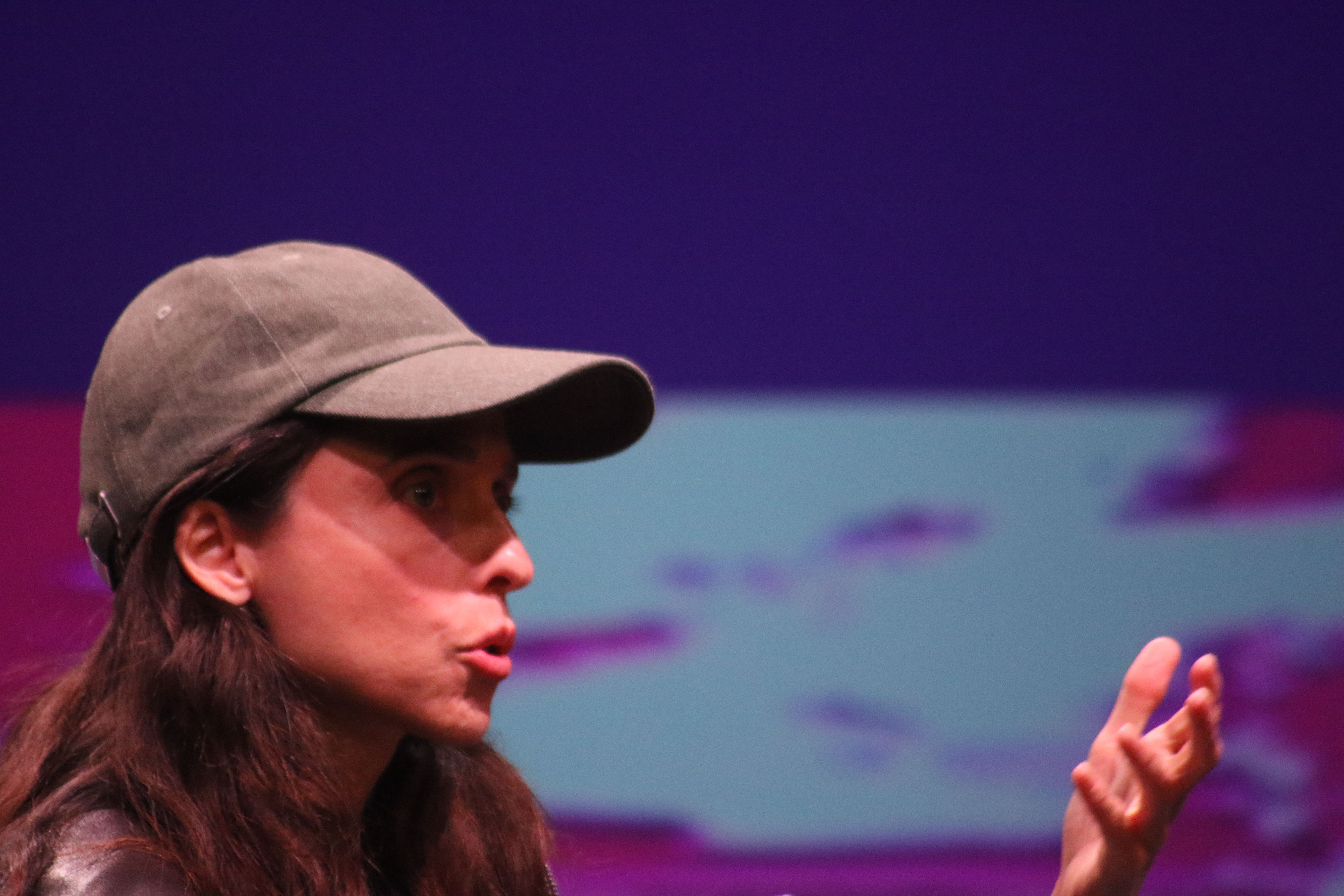 Un moment de la xerrada de la directora de cinema, actriu i guionista. La portaveu del Sindicat, Rebeca Bonache.