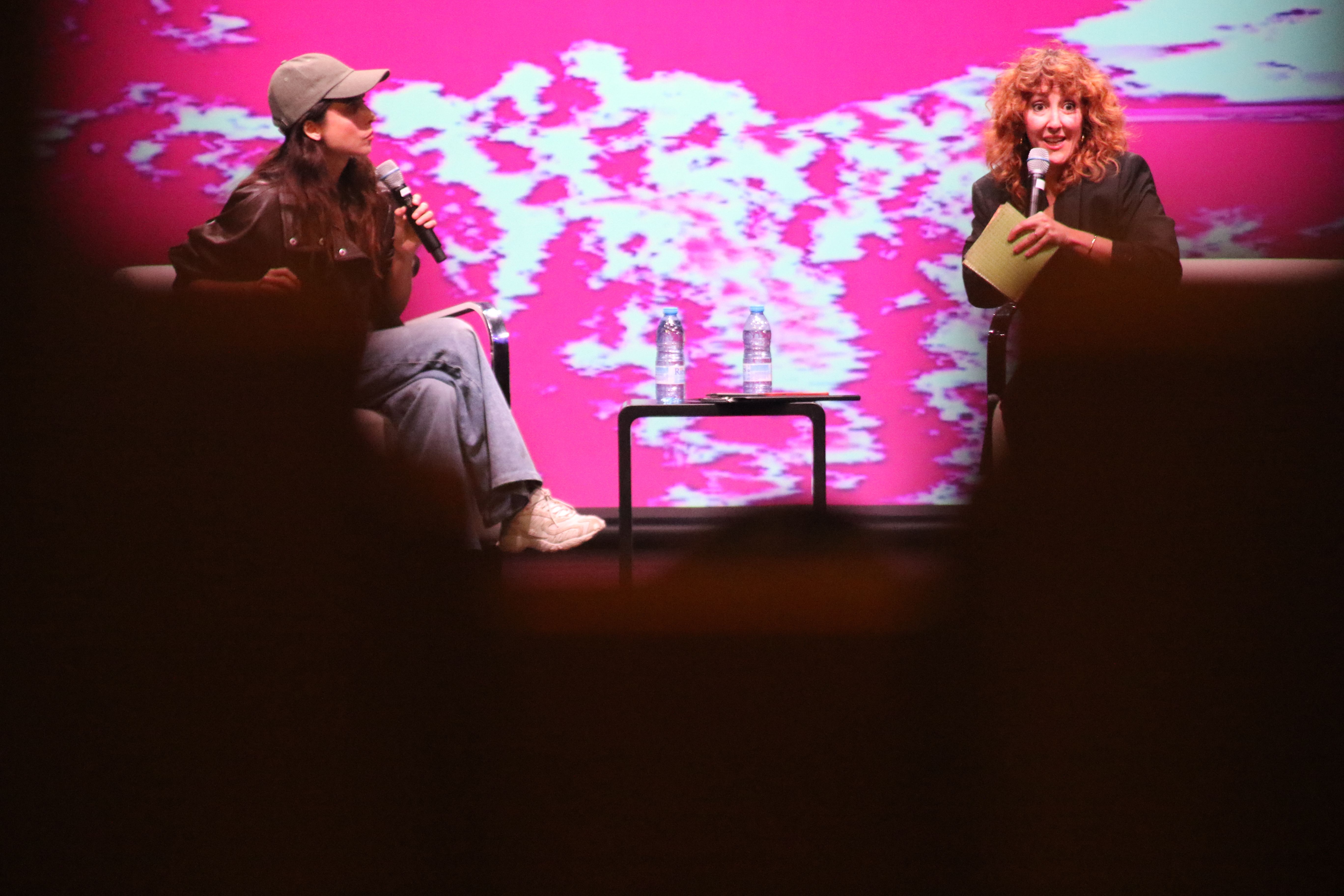 Un moment de la xerrada entre Dolera i Túrnez. La portaveu del Sindicat, Rebeca Bonache.