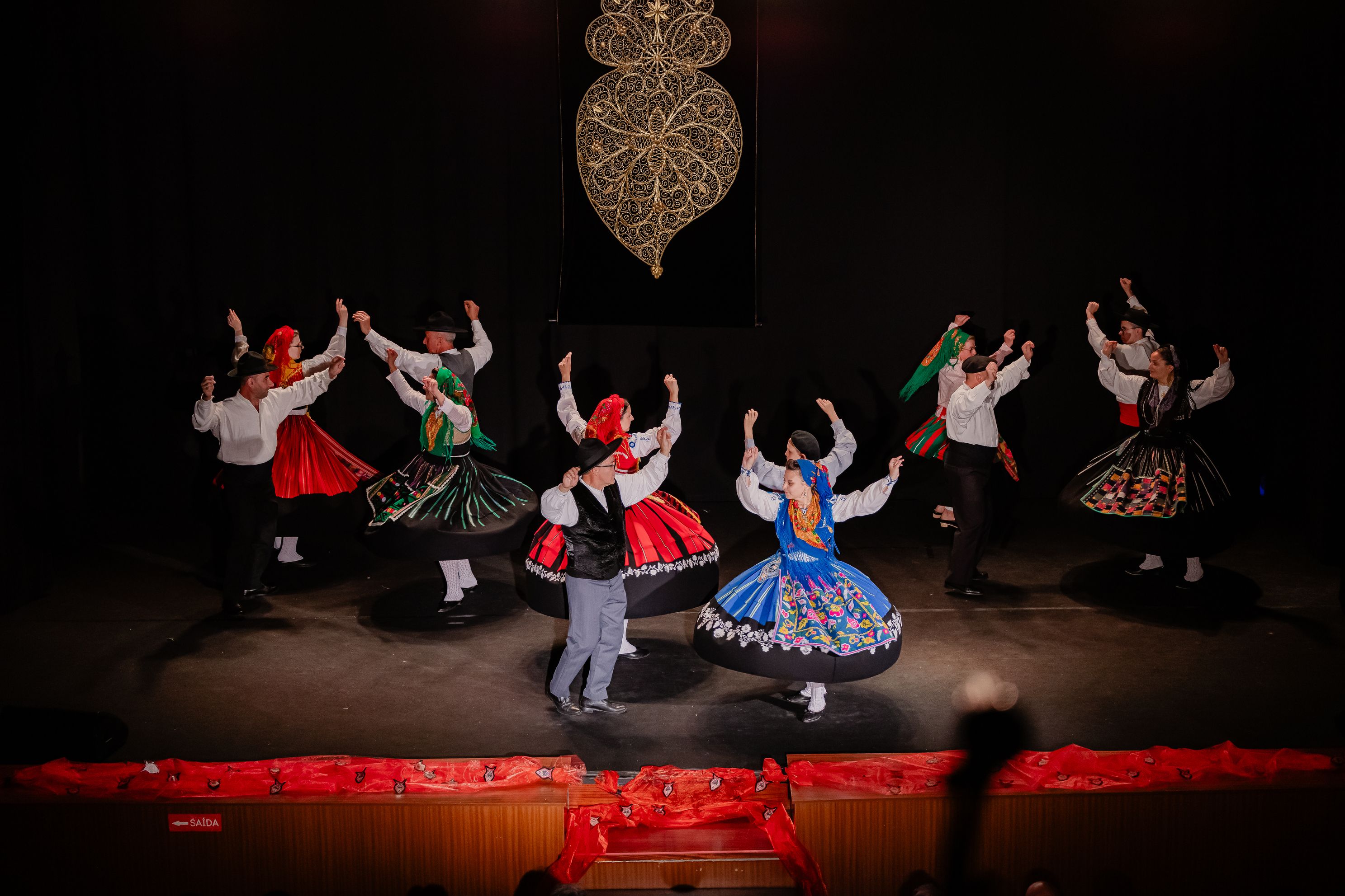 Un moment de l'actuació del grup andorrà a l'escenari del cinema-teatre dels bombers de Vila Praia. Un moment de l'actuació del grup andorrà a l'escenari del cinema-teatre dels bombers de Vila Praia.