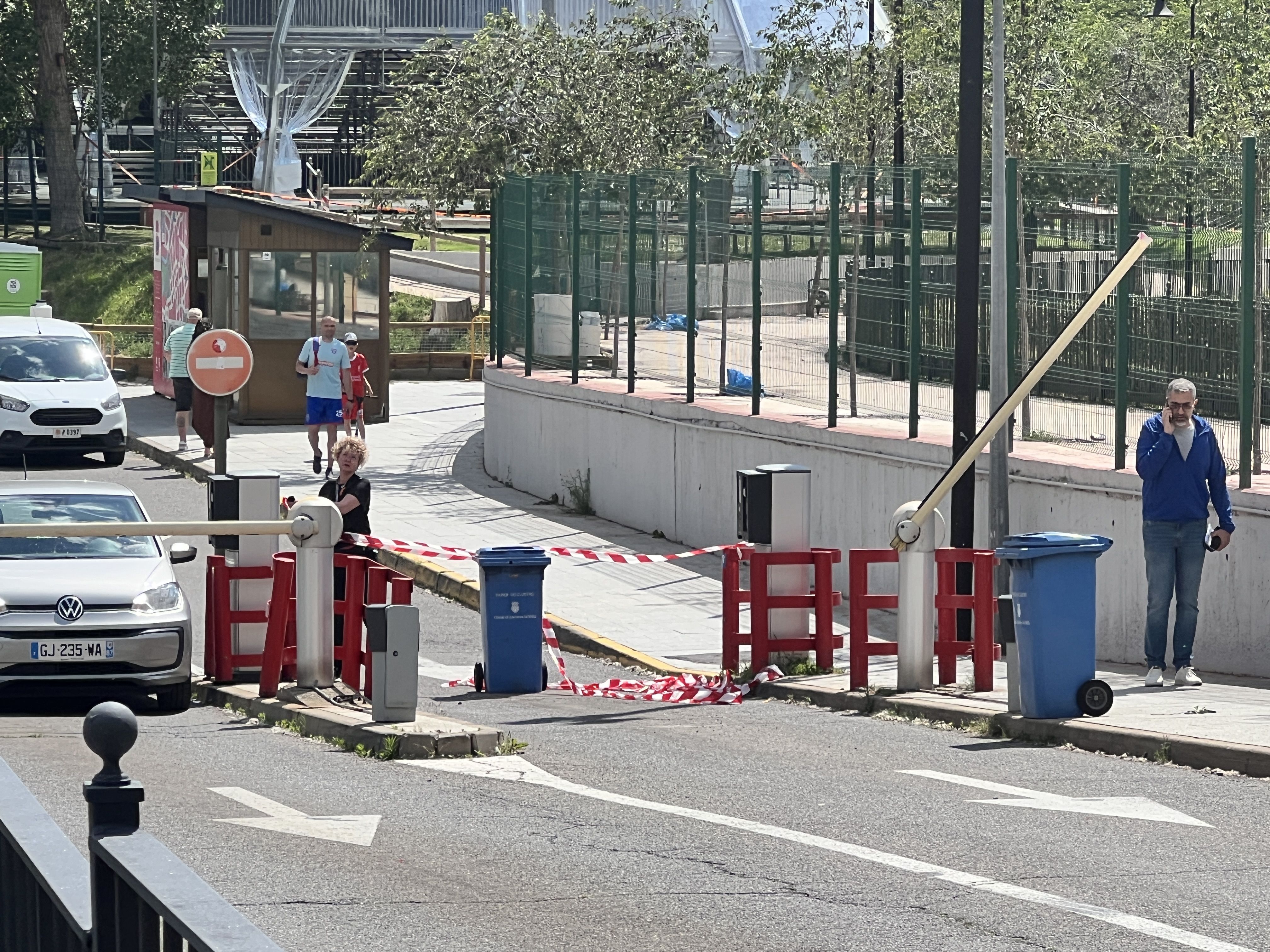 Una operària del comú precintant la sortida.