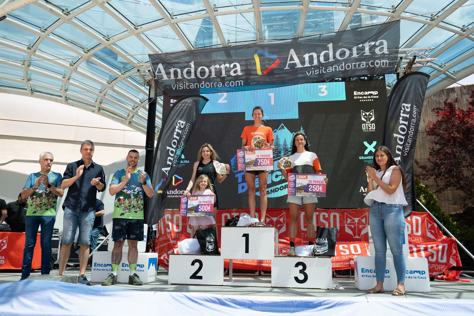 El podi femení de la cursa de 21 quilòmetres, capitanejat per Fielder. La portaveu del Sindicat, Rebeca Bonache.