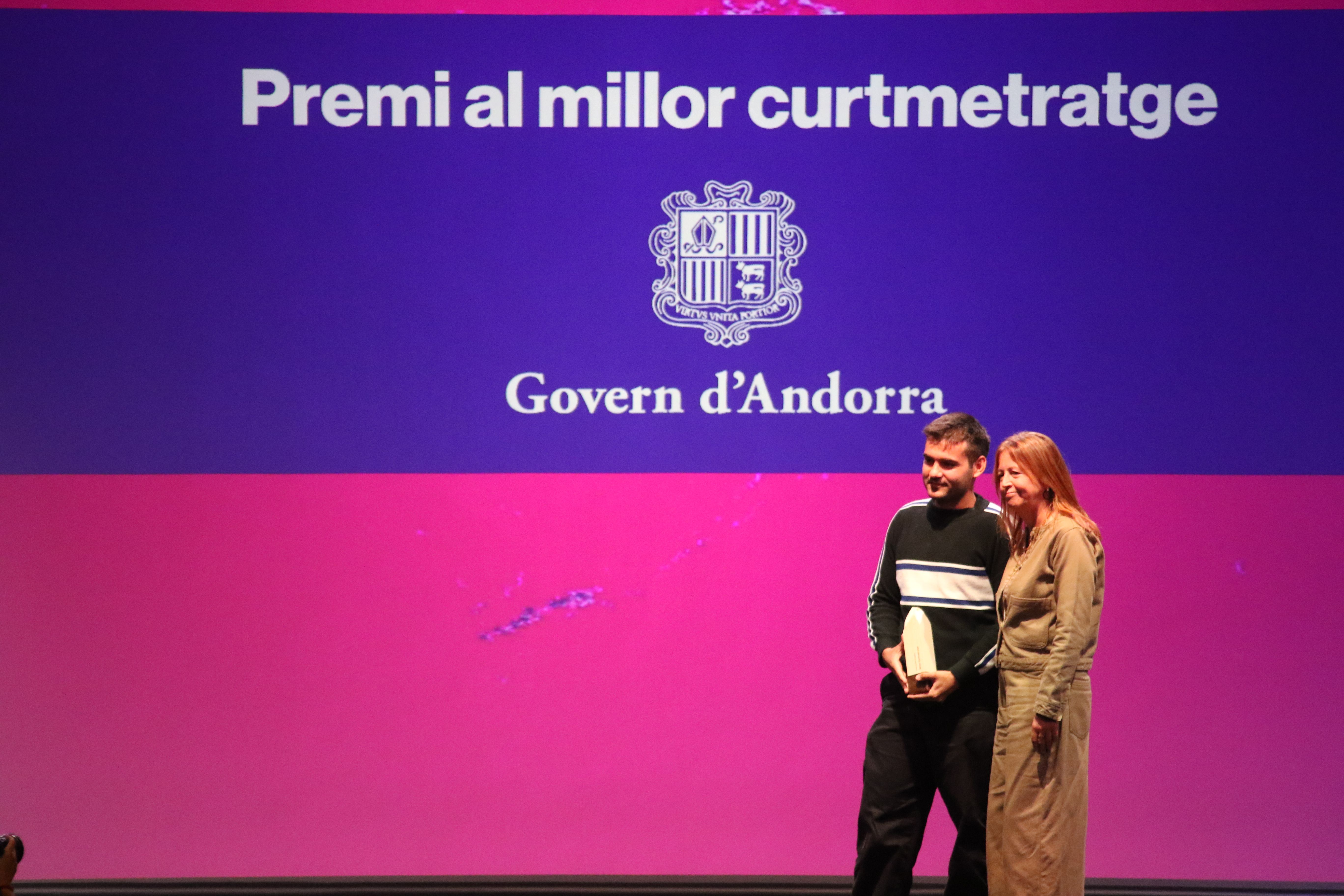 Franc Moreno recollint el premi a 'Fúria' com a millor curtmetratge al costat d'Isabel de la Parte, directora de Patrimoni Cultural.