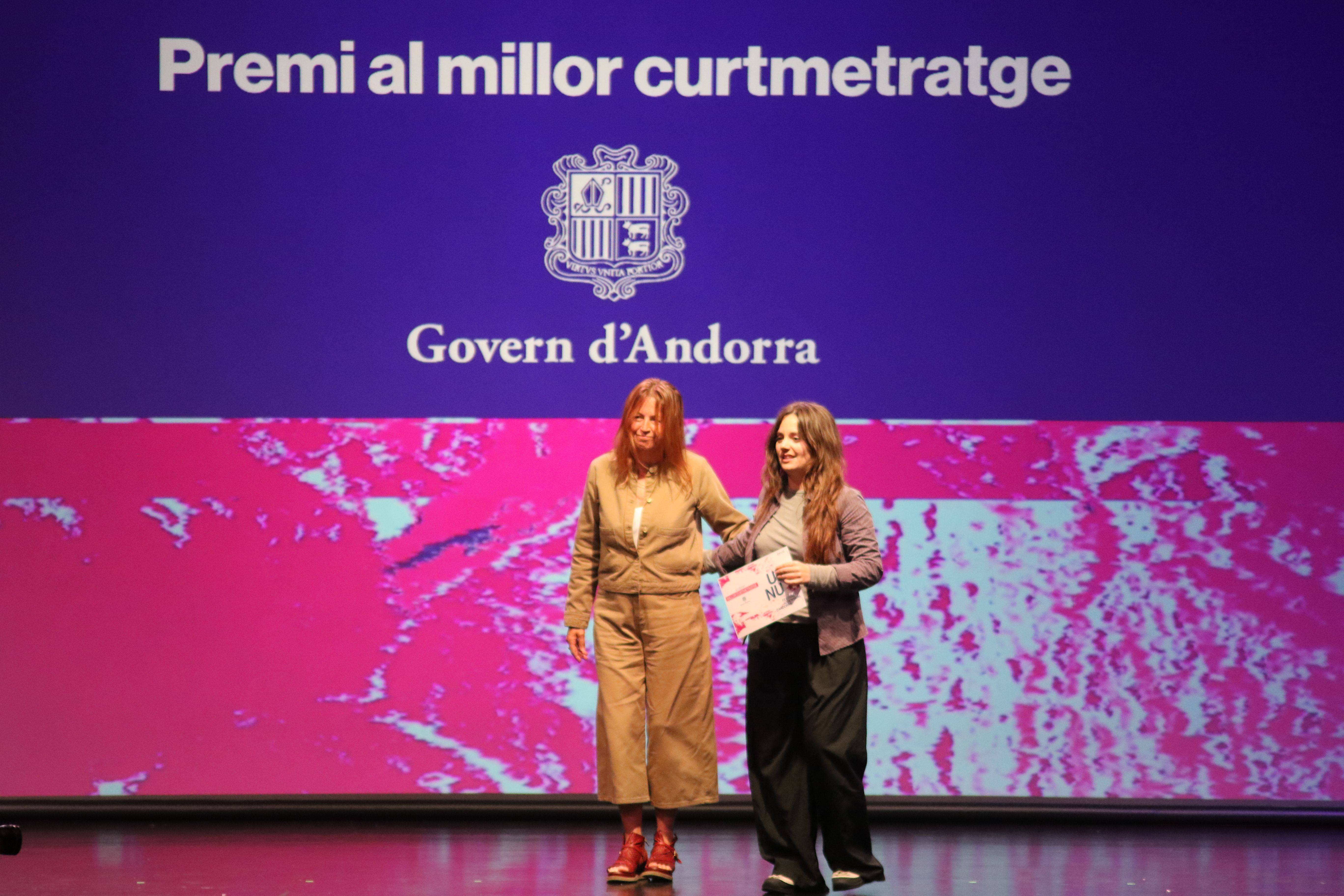 Àgueda Sfer recollint l'accèssit per a 'Dalia' com a segon millor curtmetratge. 
