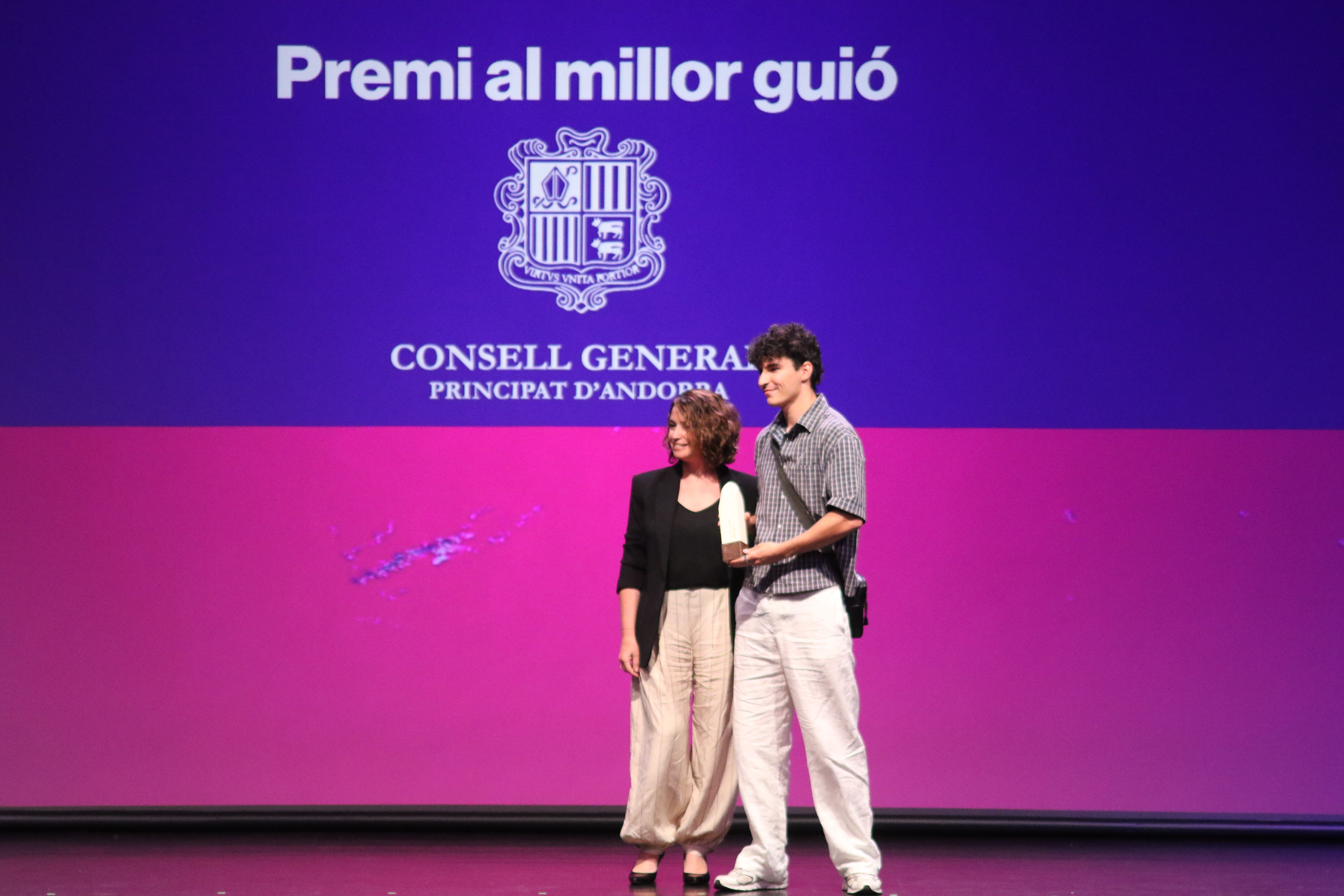 Marcel Sesplugues recull el guardó al millor guió. 
