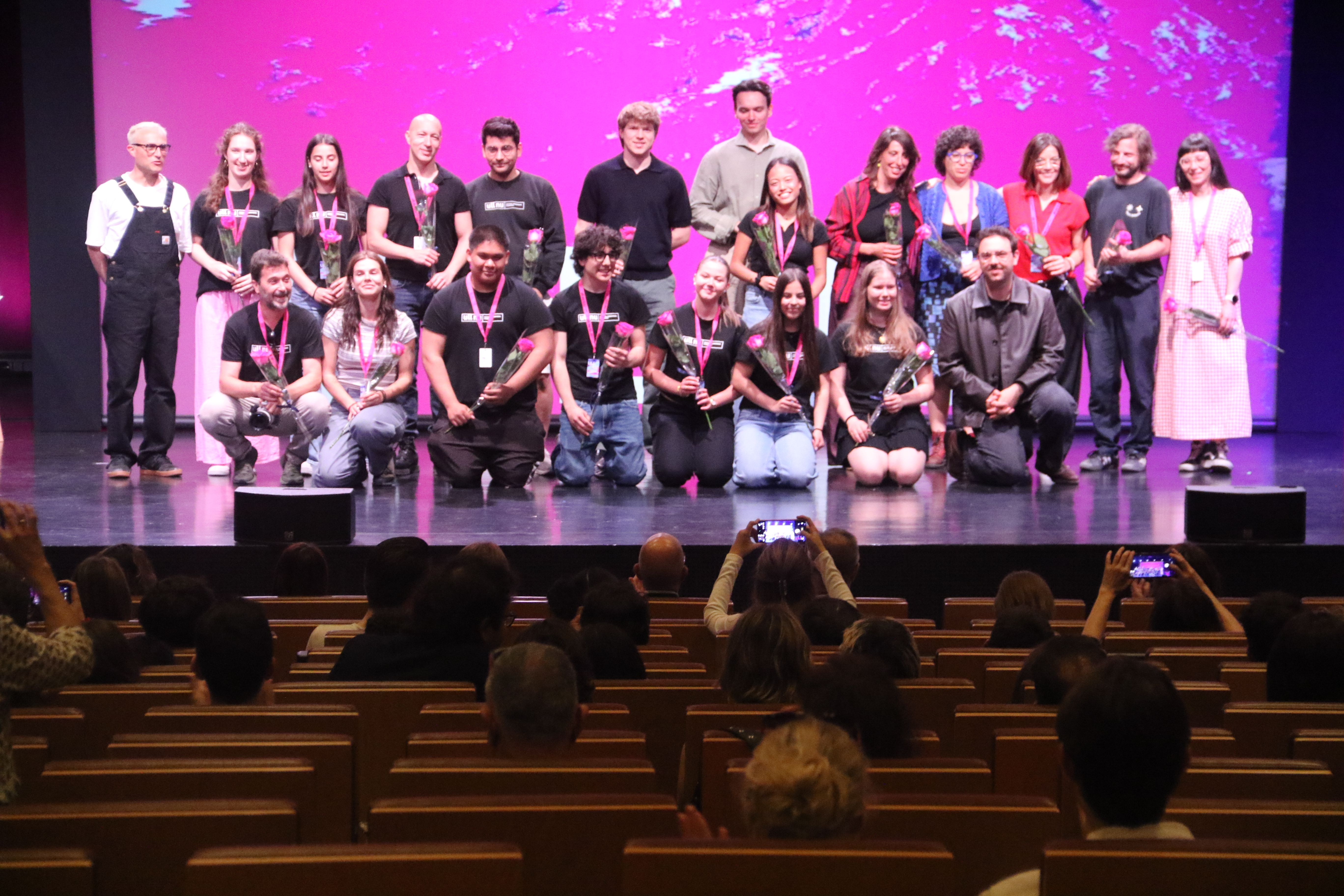 Una foto de conjunt dels col·laboradors voluntaris que fan realitat l'Ull Nu. 