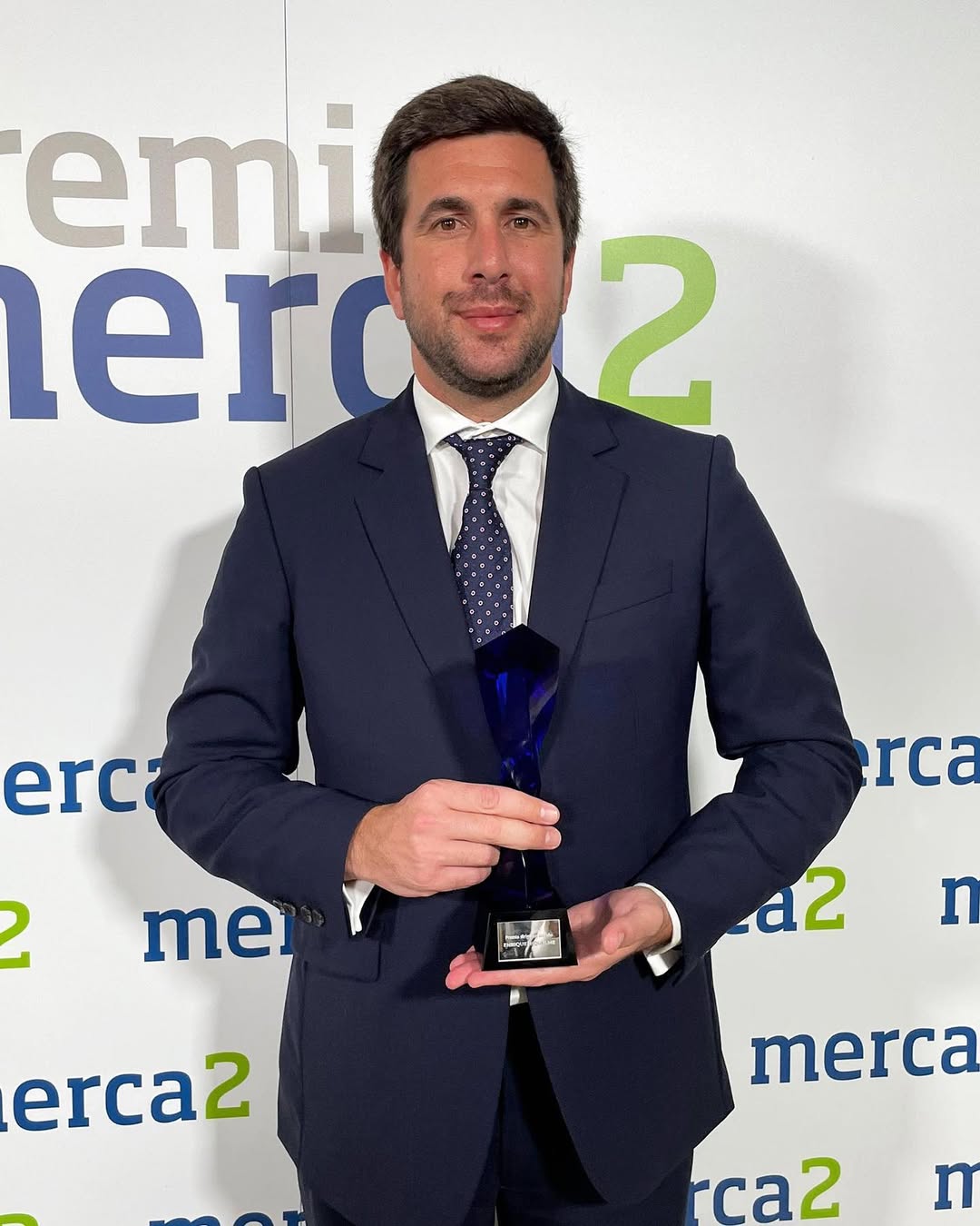Riquelme, amb un dels premis que va rebre la seva empresa Cox.