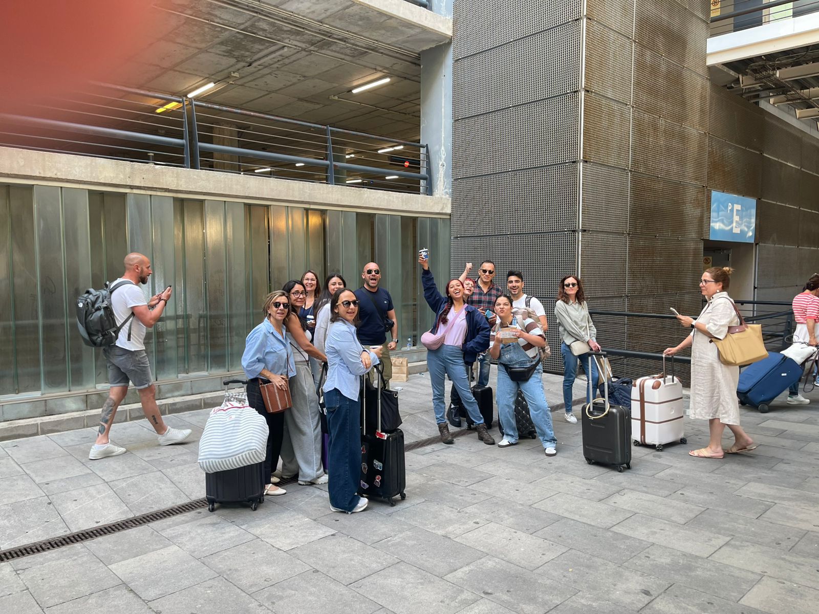 Una part del grup que s'ha trobat amb el 'problema', aquest matí a l'aeroport del Prat. Una part del grup que s'ha trobat amb el 'problema', aquest matí a l'aeroport del Prat.