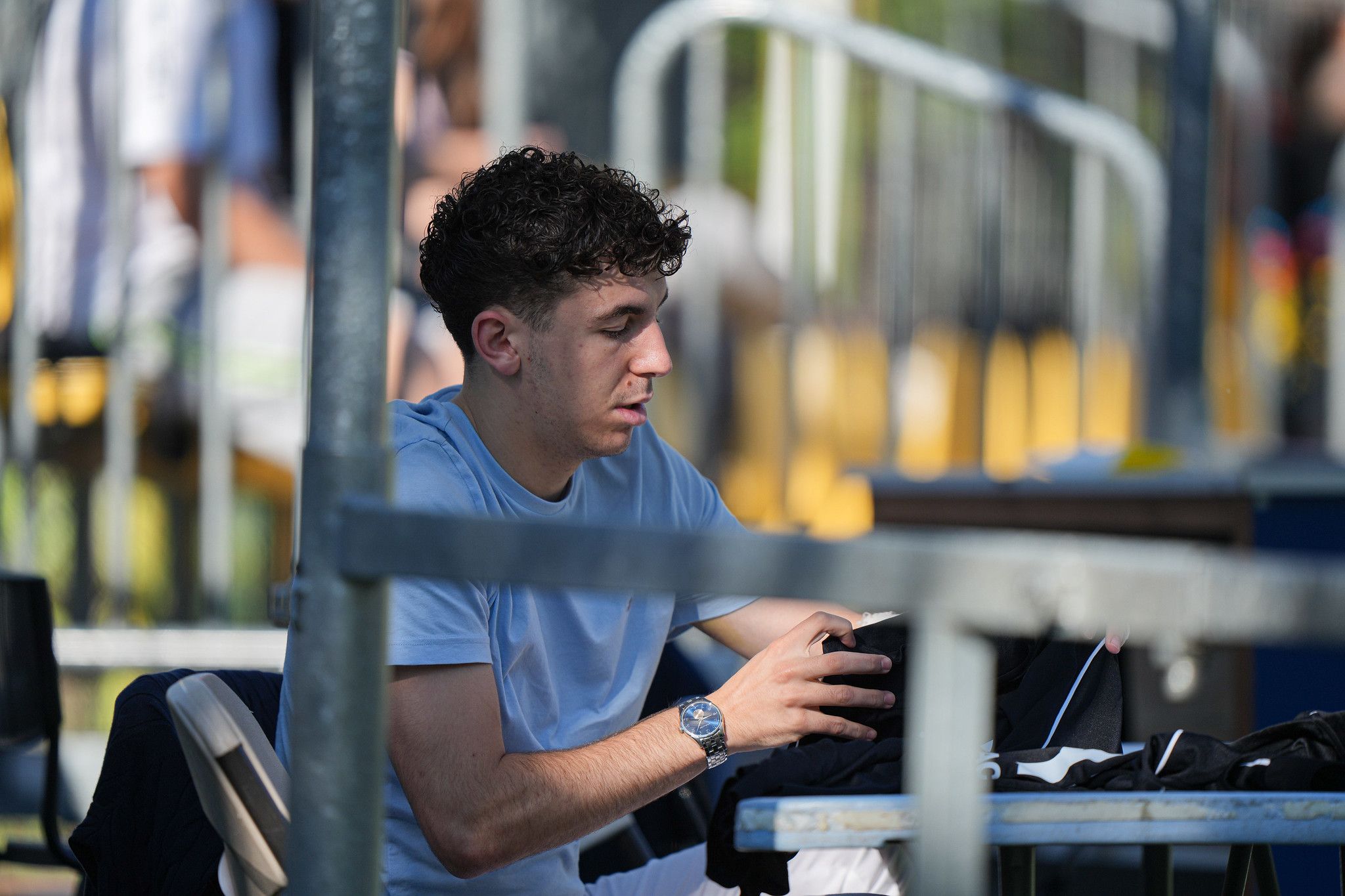 L'exjugador de la base de l'FC Andorra, Pere Simonet, a la taula d'organitzadors. La portaveu del Sindicat, Rebeca Bonache.