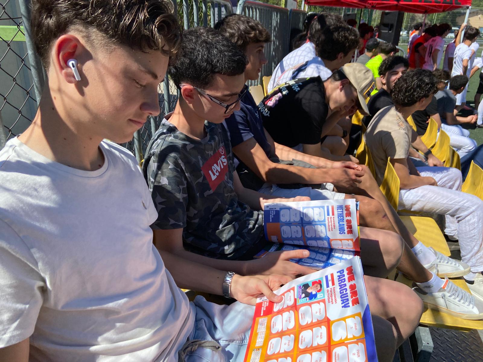 Dos joves andorrans, afortunats de tenir el seu àlbum de cromos de Panini. Dos joves andorrans, afortunats de tenir el seu àlbum de cromos de Panini.