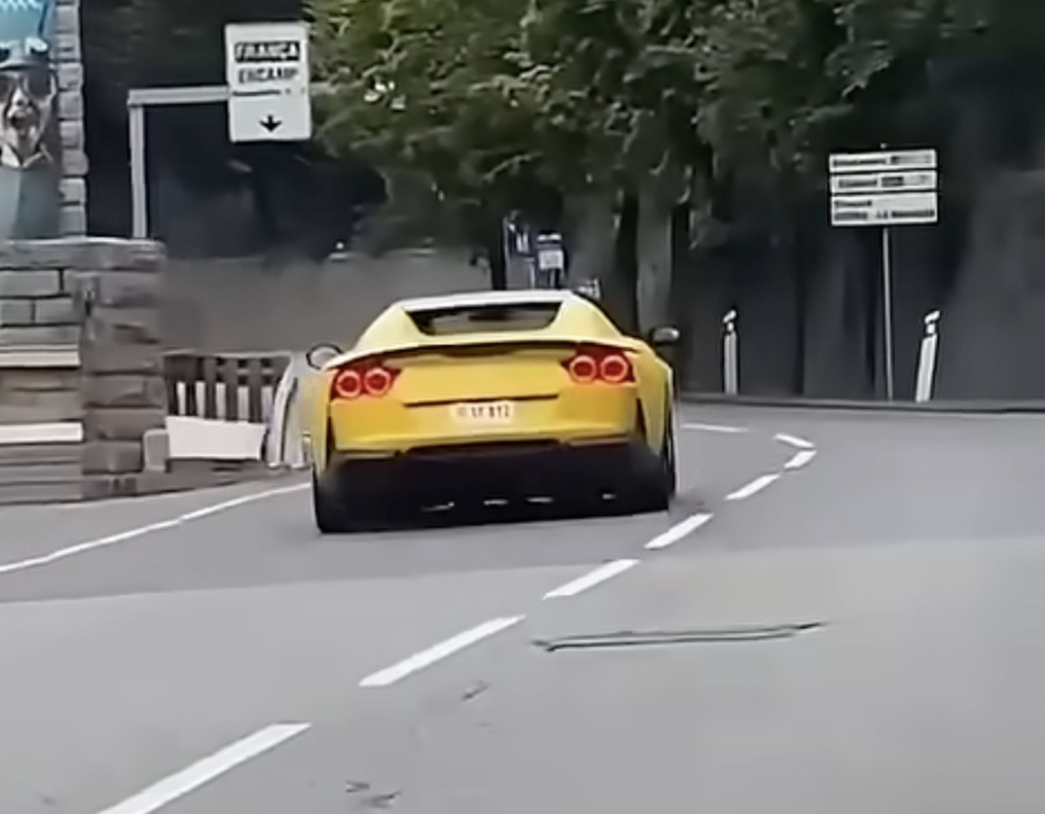 Una imatge del vídeo del Ferrari groc.
