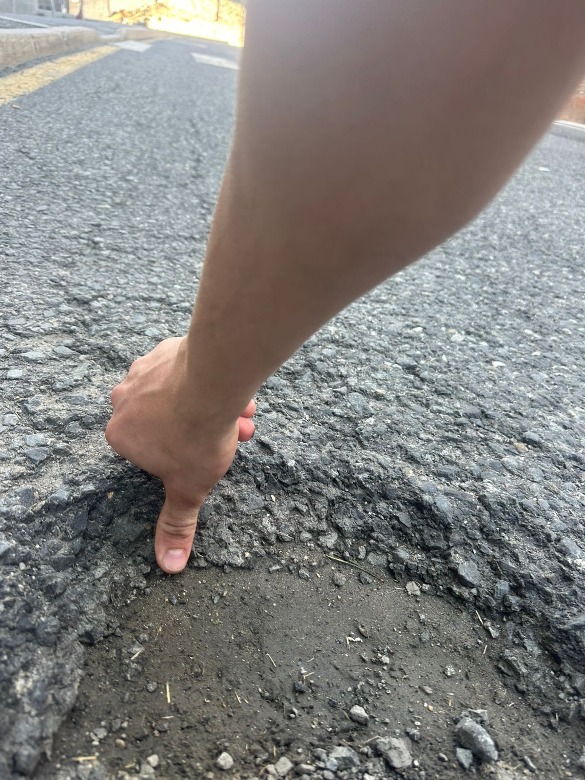 Les dimensions d'un dels forats que hi ha als carrers del Pas de la Casa. Les dimensions d'un dels forats que hi ha als carrers del Pas de la Casa.