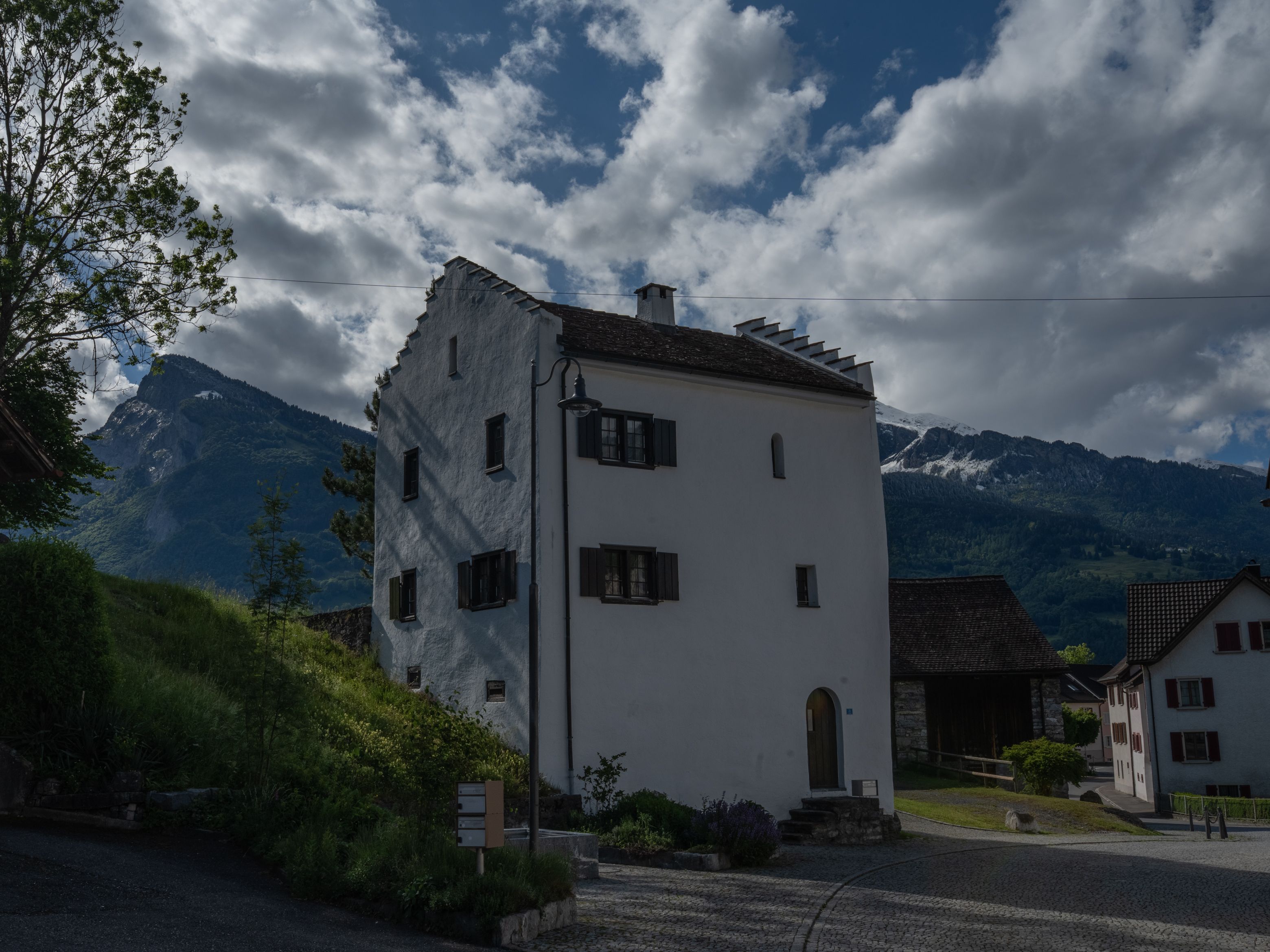 exterior de la residència Turmhaus de Balzers La portaveu del Sindicat, Rebeca Bonache.