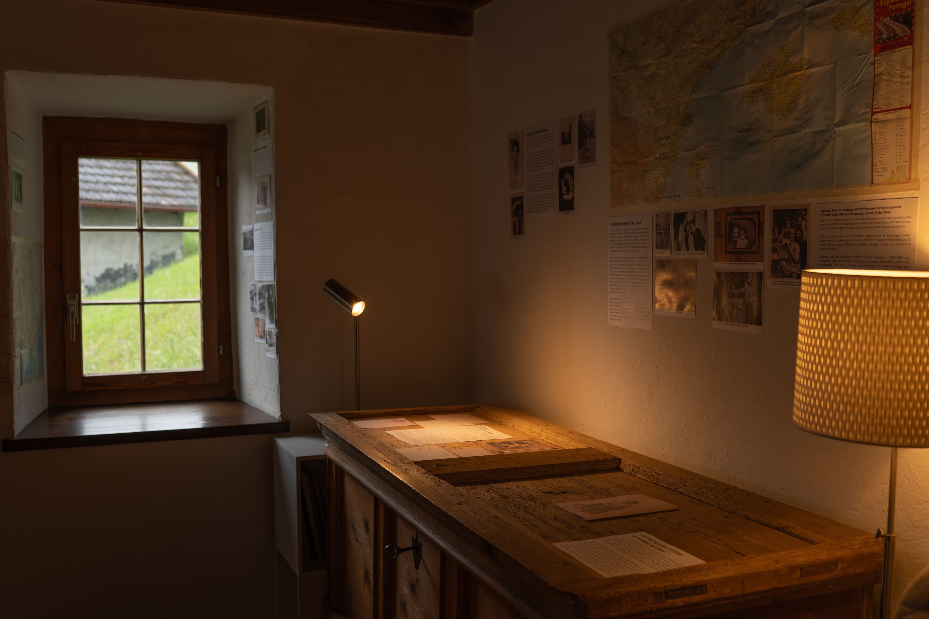 L'exposició a l'interior de la residència. La portaveu del Sindicat, Rebeca Bonache.