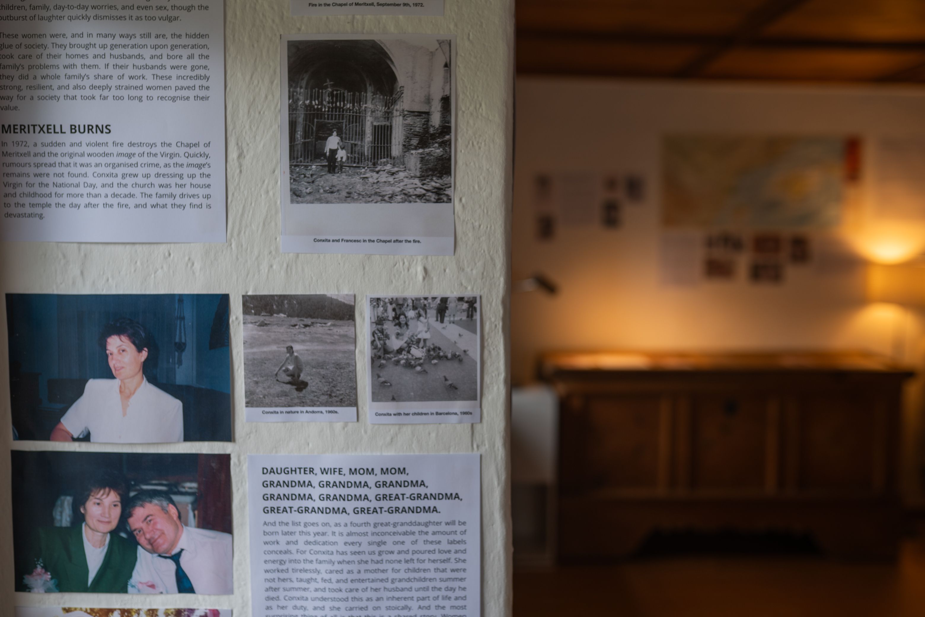 Una mostra de l'exposició 'Arrels'. La portaveu del Sindicat, Rebeca Bonache.