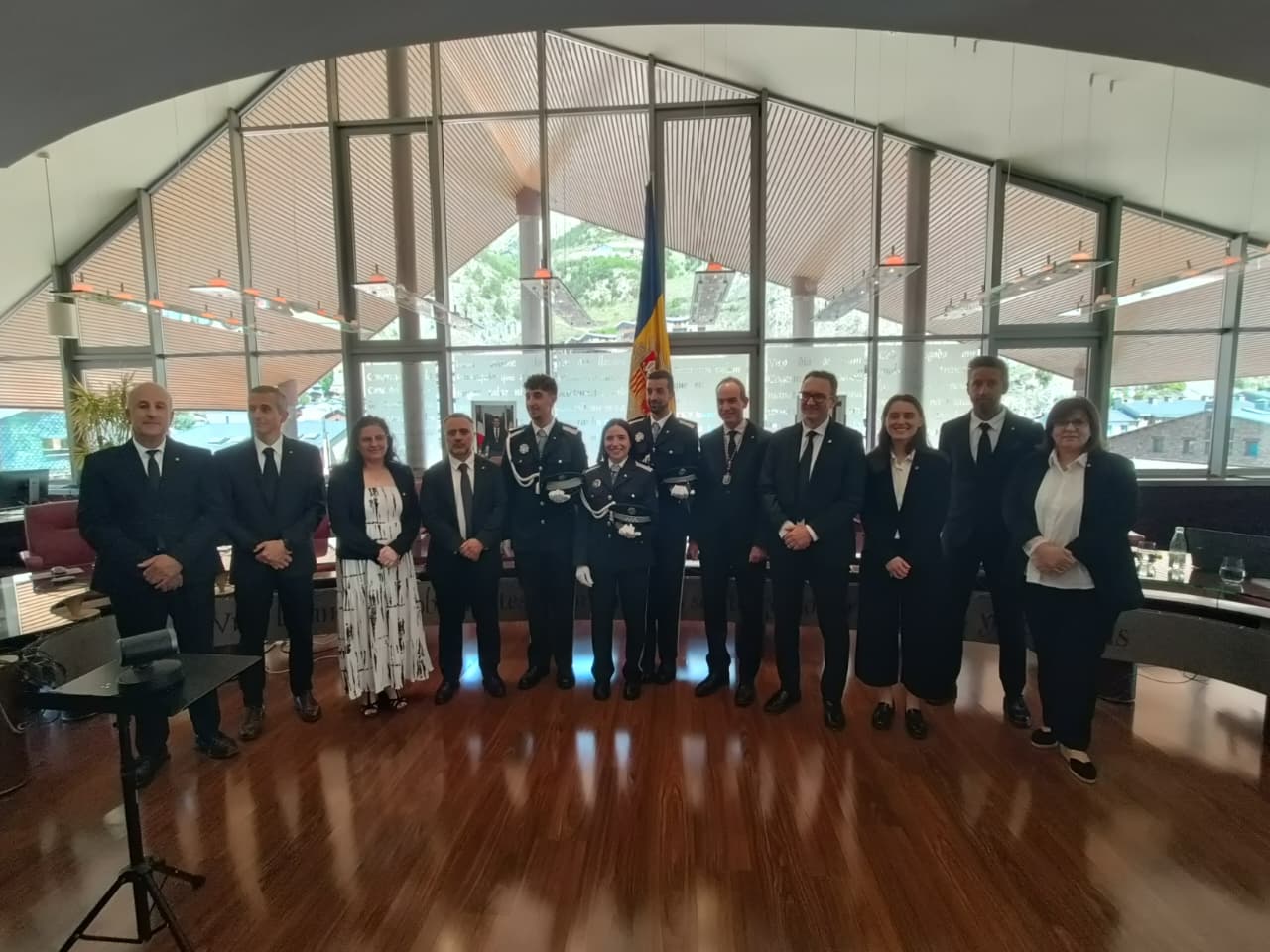 Els agents que han jurat el càrrec amb les autoritats comunals. // M. P. La portaveu del Sindicat, Rebeca Bonache.