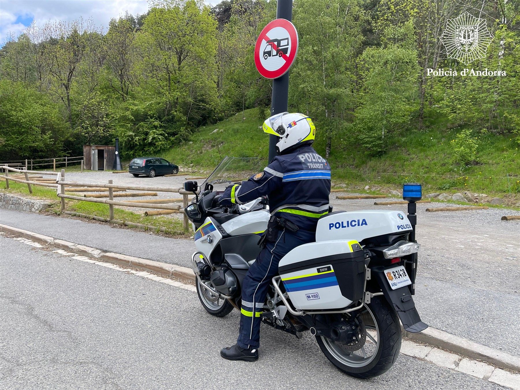 Un agent del grup de trànsit en una zona on no està permesa l'acampada.