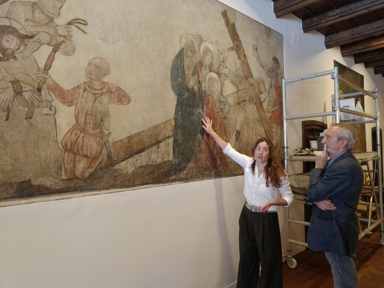 Garcia i Guillamet davant d'una de les pintures que s'està acabant de restaurar. Garcia i Guillamet davant d'una de les pintures que s'està acabant de restaurar.