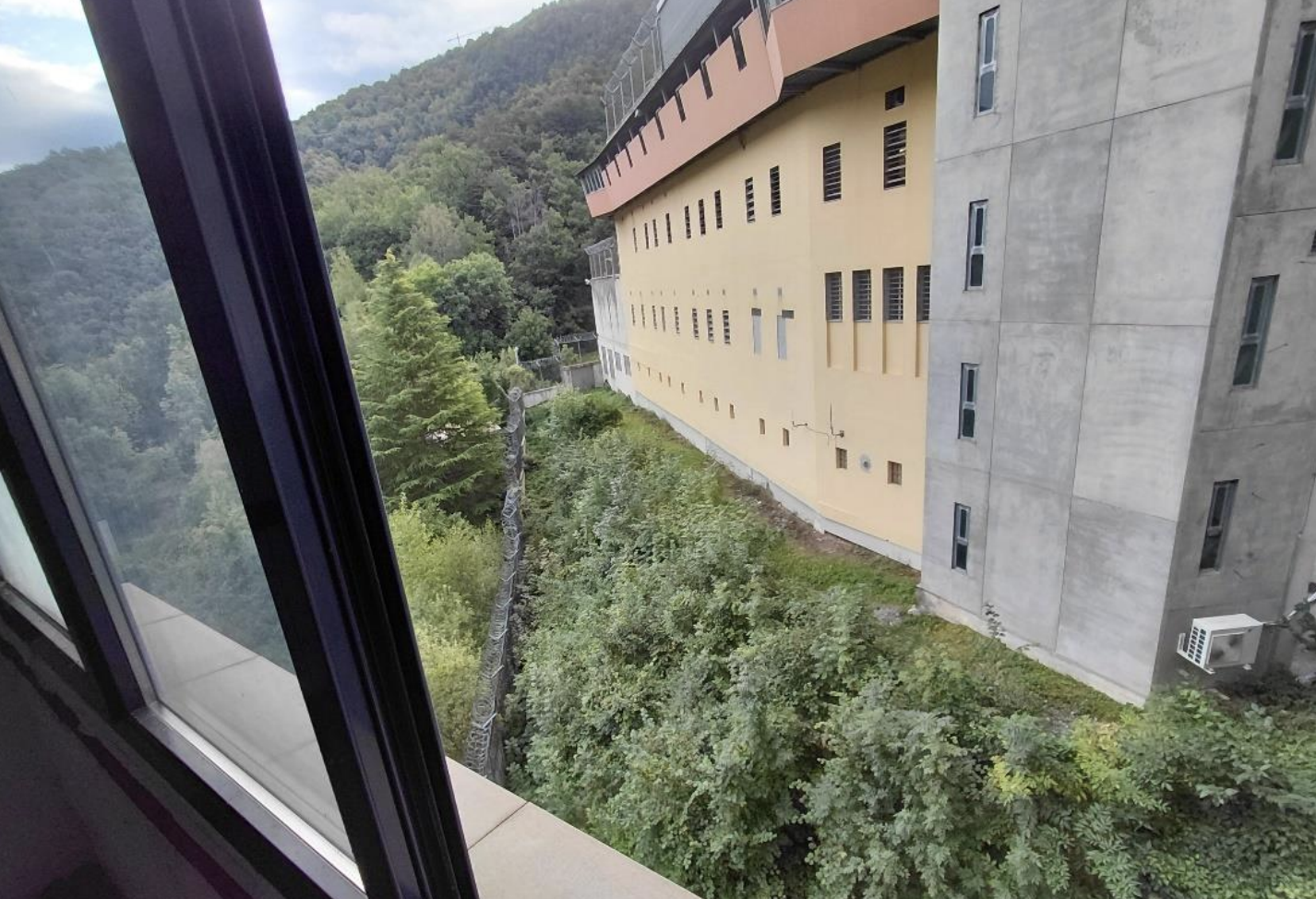 La part de la parcel·la més propera al centre penitenciari. La part de la parcel·la més propera al centre penitenciari.