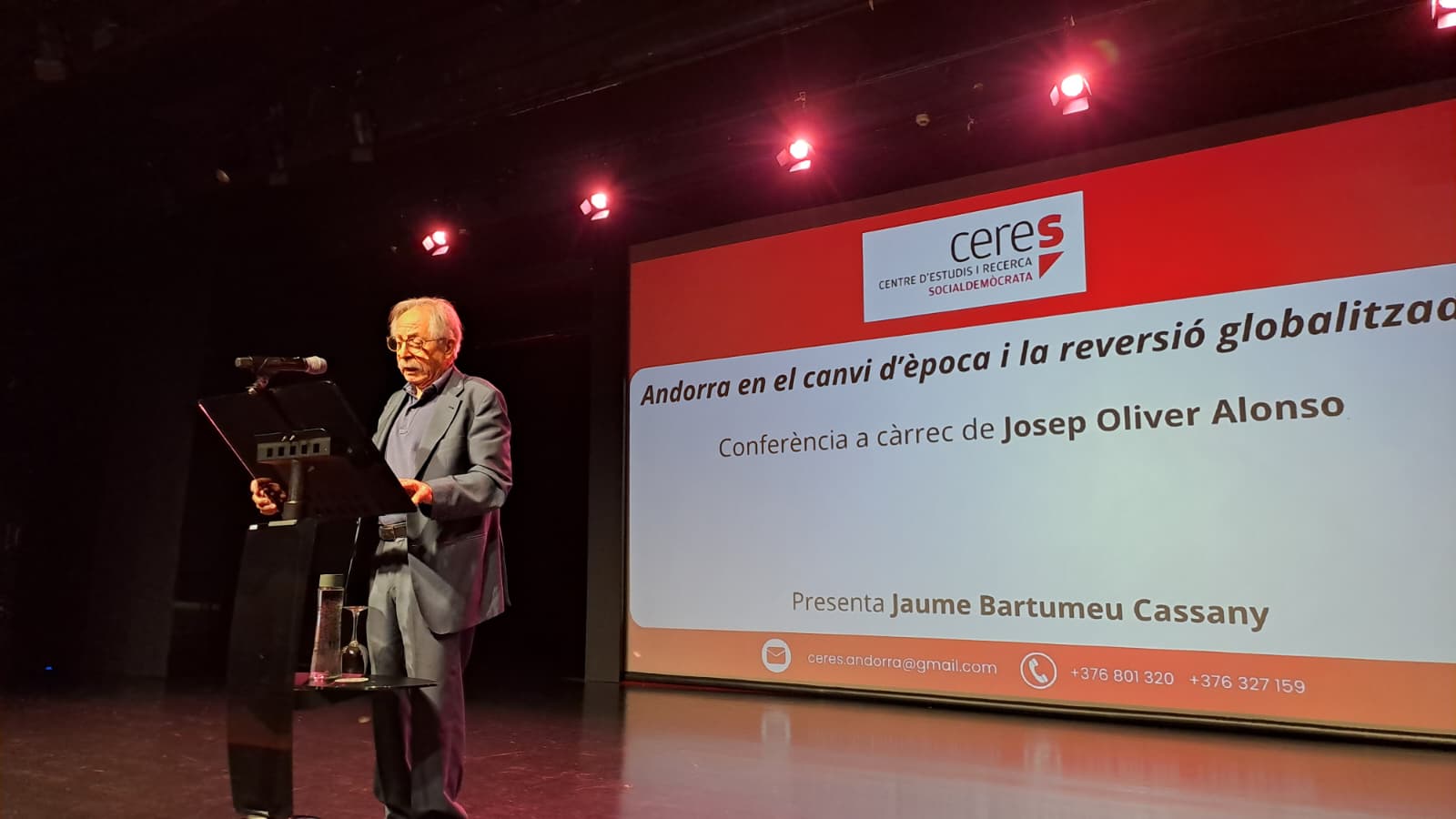 El catedràtic Josep Oliver, durant la conferència. El catedràtic Josep Oliver, durant la conferència.