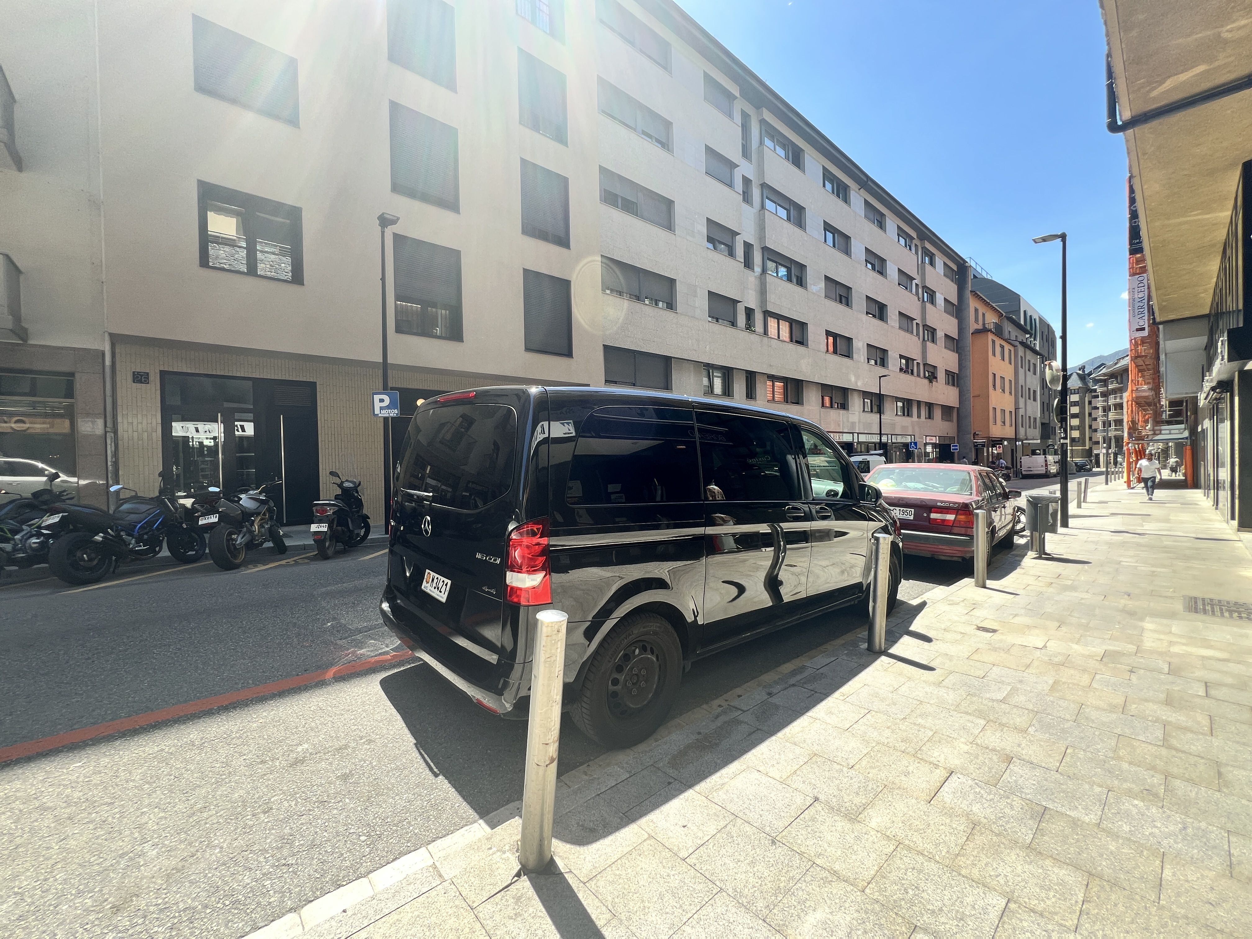 La furgoneta de la policia científica, aparcada a la vorera contrària de l'edifici on hi ha hagut el furt.