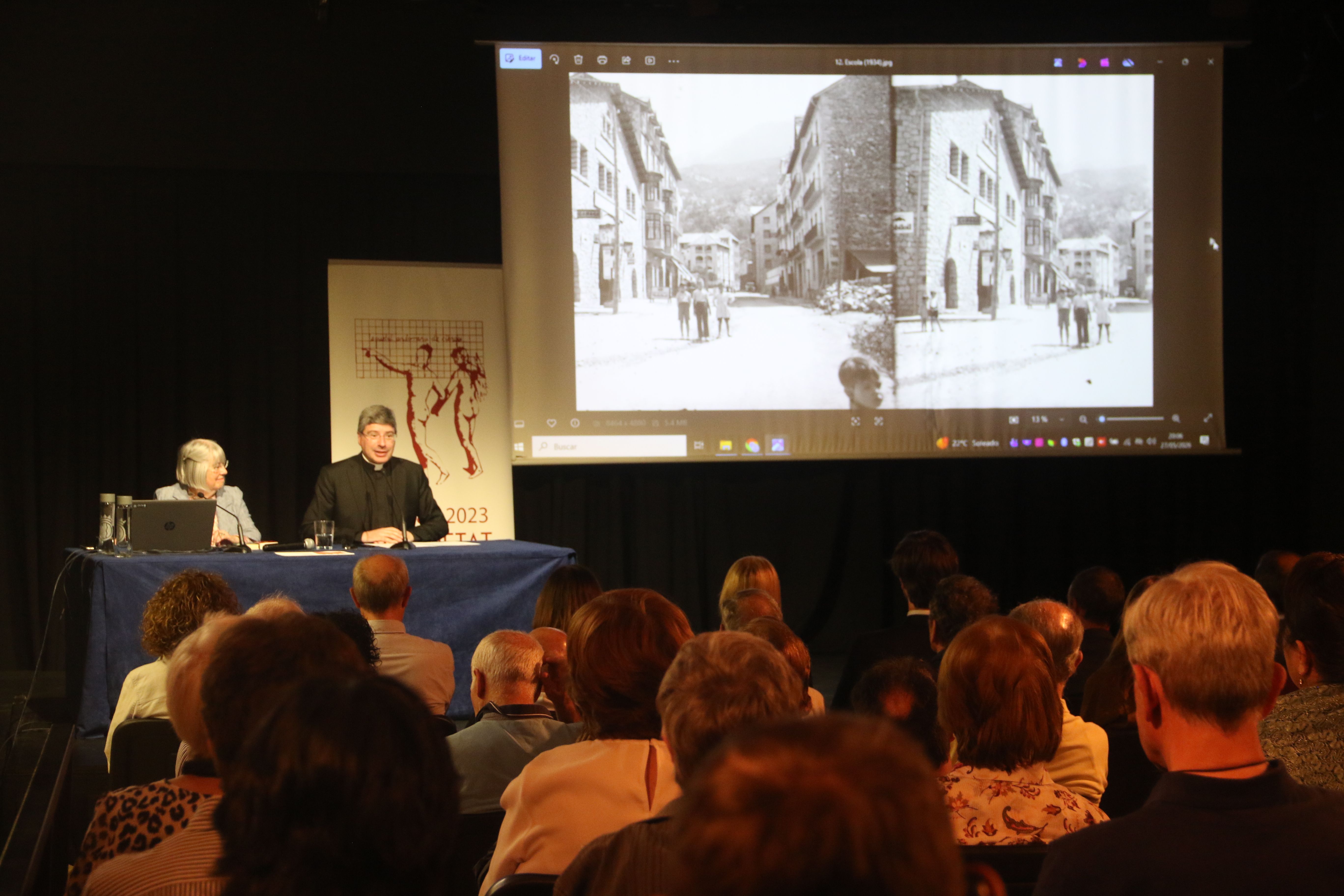 Una imatge de la xerrada, a la sala d'actes de la Llacuna. La portaveu del Sindicat, Rebeca Bonache.