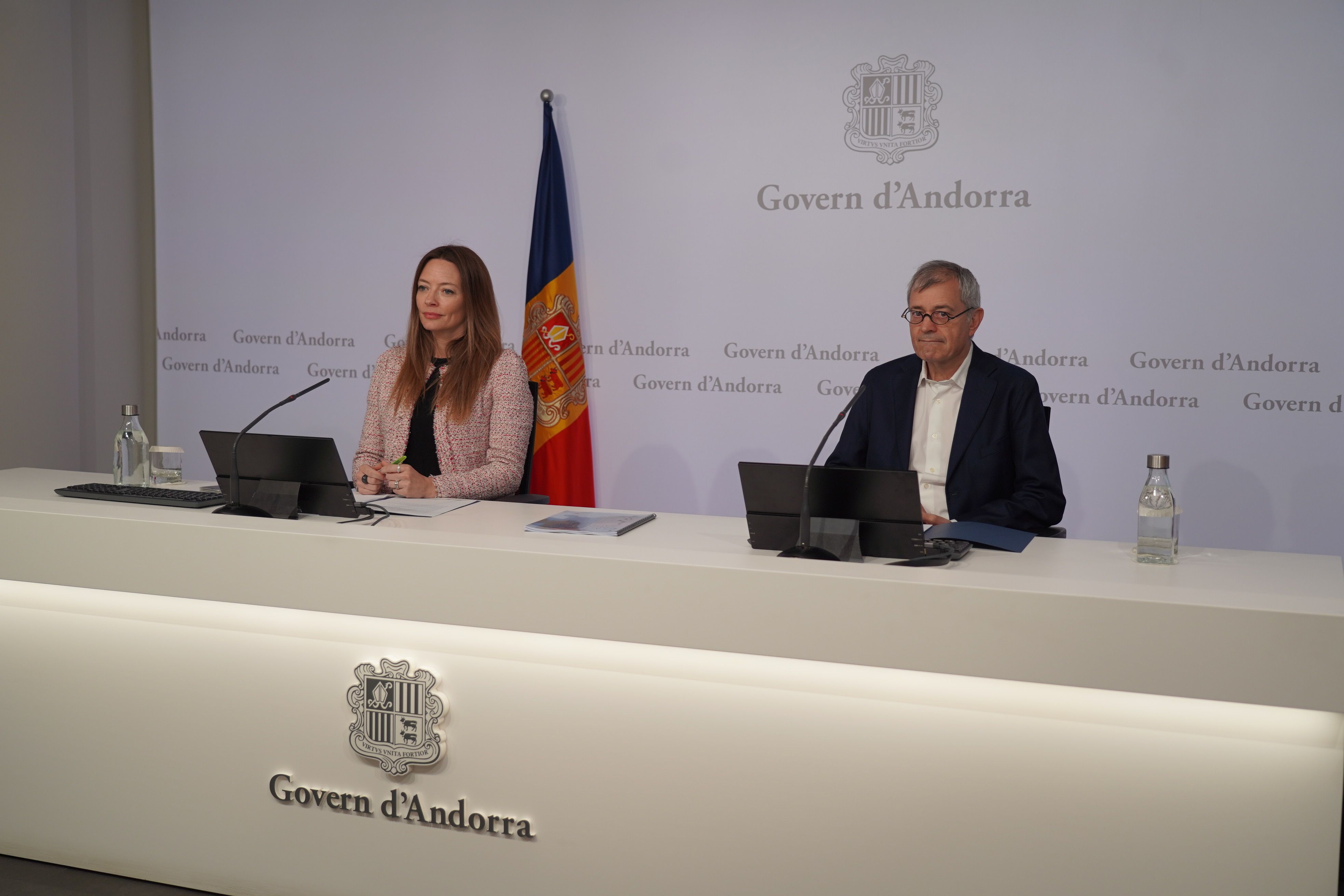 la ministra de Salut, Helena Mas i el professor de la Universitat de Barcelona i assessor en l'elaboració del pla oncològic Josep Maria Borràs. la ministra de Salut, Helena Mas i el professor de la Universitat de Barcelona i assessor en l'elaboració del pla oncològic Josep Maria Borràs.