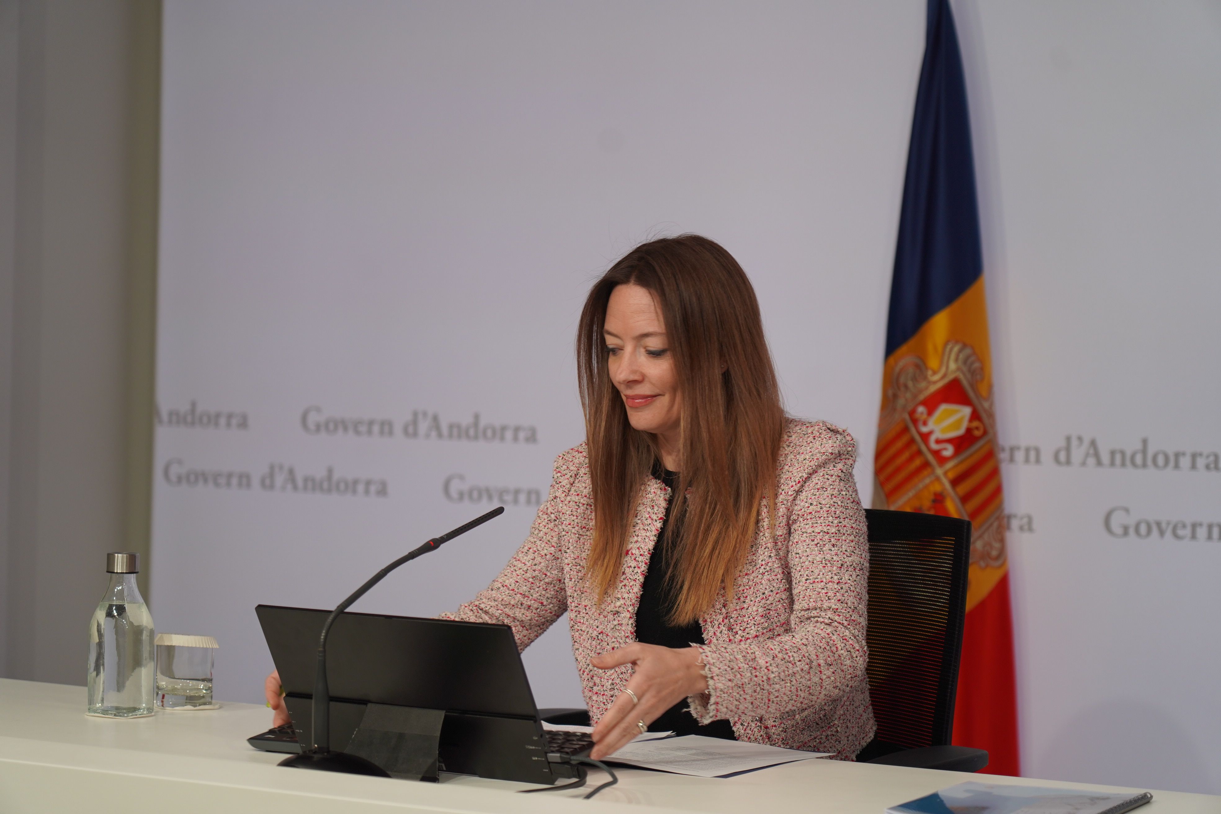 La ministra de Salut, Helena Mas, durant la roda de premsa de presentació del Pla. La portaveu del Sindicat, Rebeca Bonache.