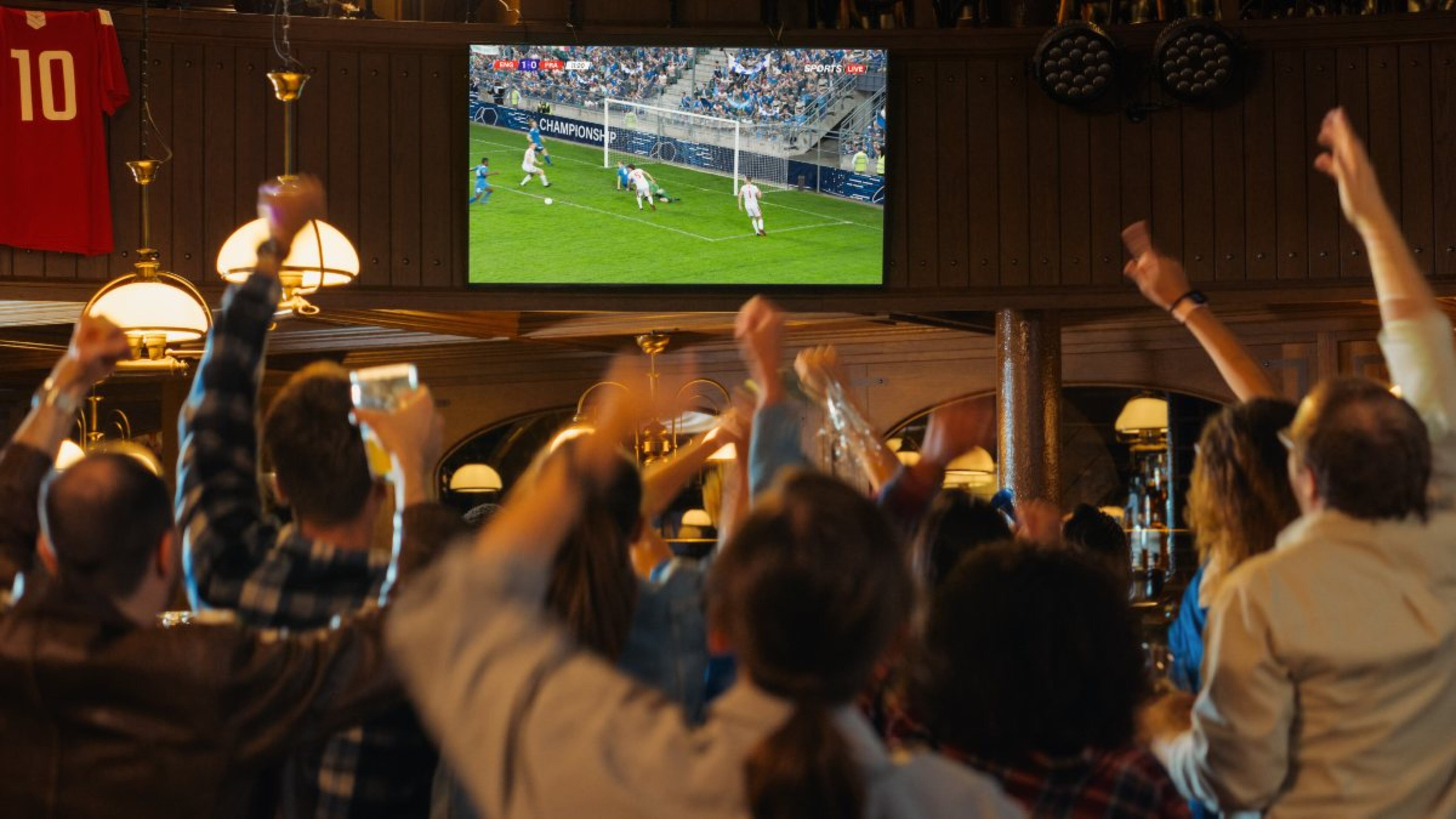 Aficionats al futbol mirant un partit en un bar. Aficionats al futbol mirant un partit en un bar.