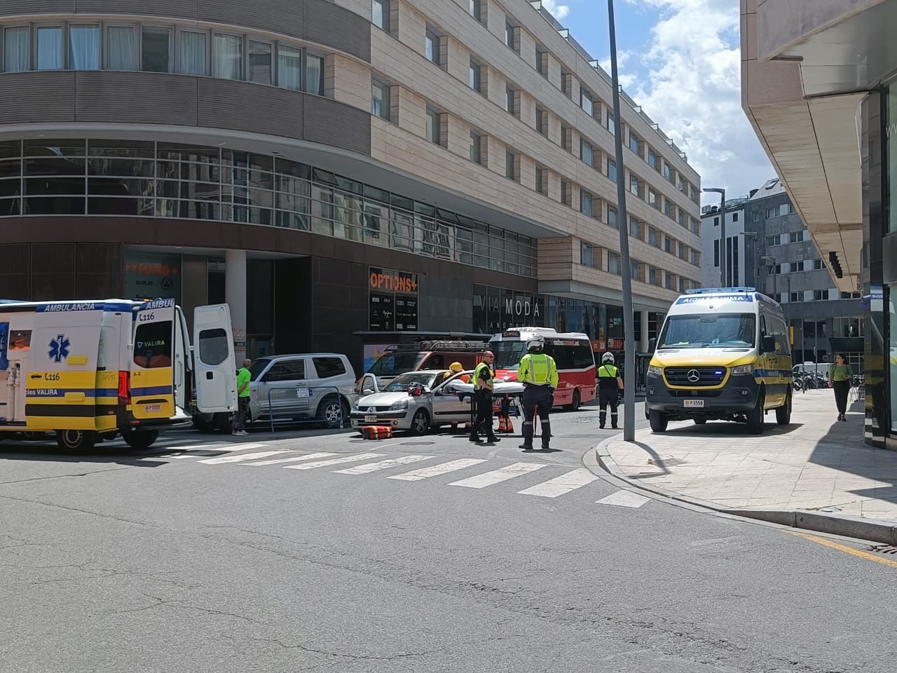 Les ambulàncies i els sanitaris atenent el conductor del Renault Clio. Les ambulàncies i els sanitaris atenent el conductor del Renault Clio.