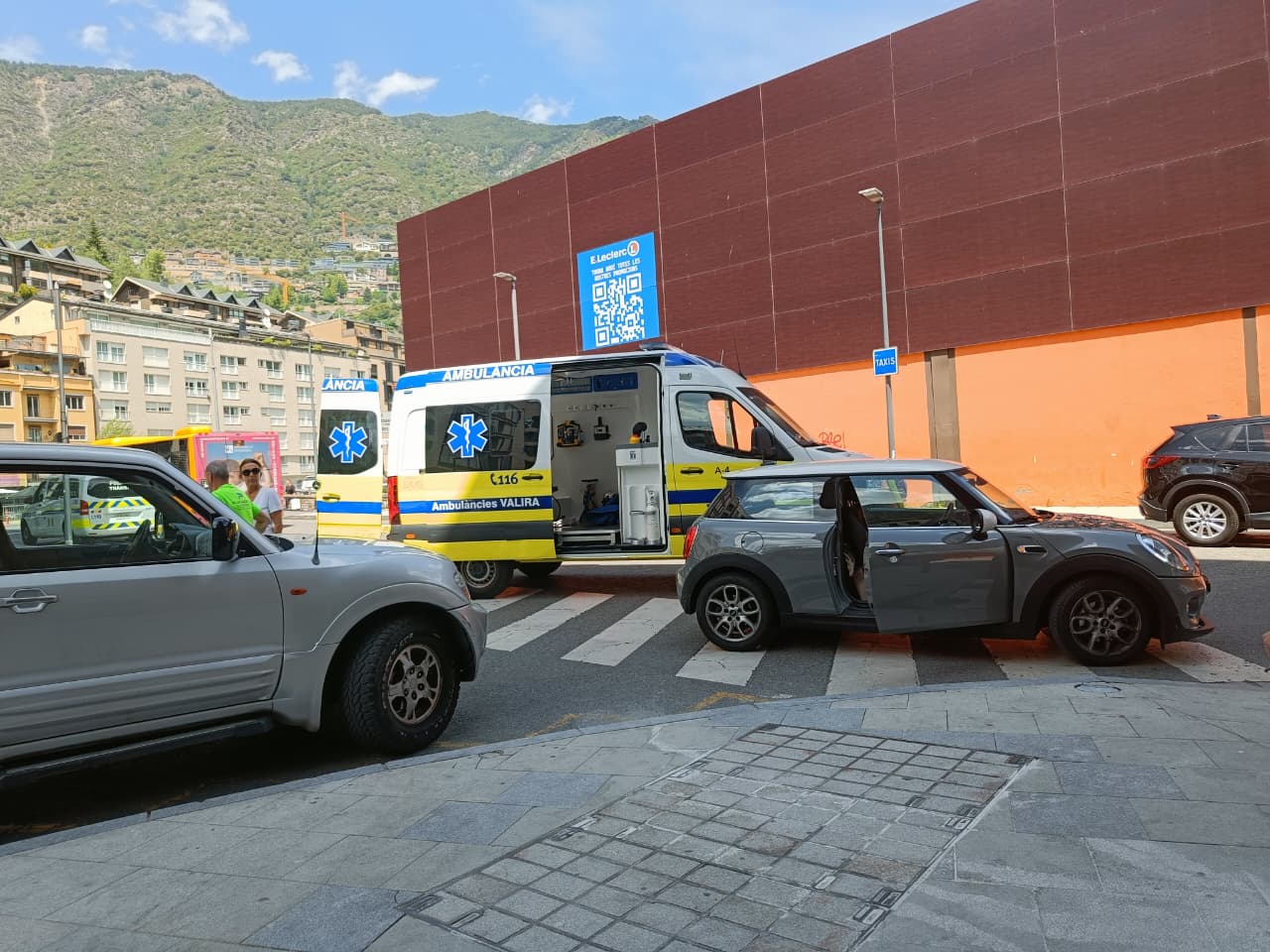 El Mini ha quedat cobert de vidres a la zona del capó.