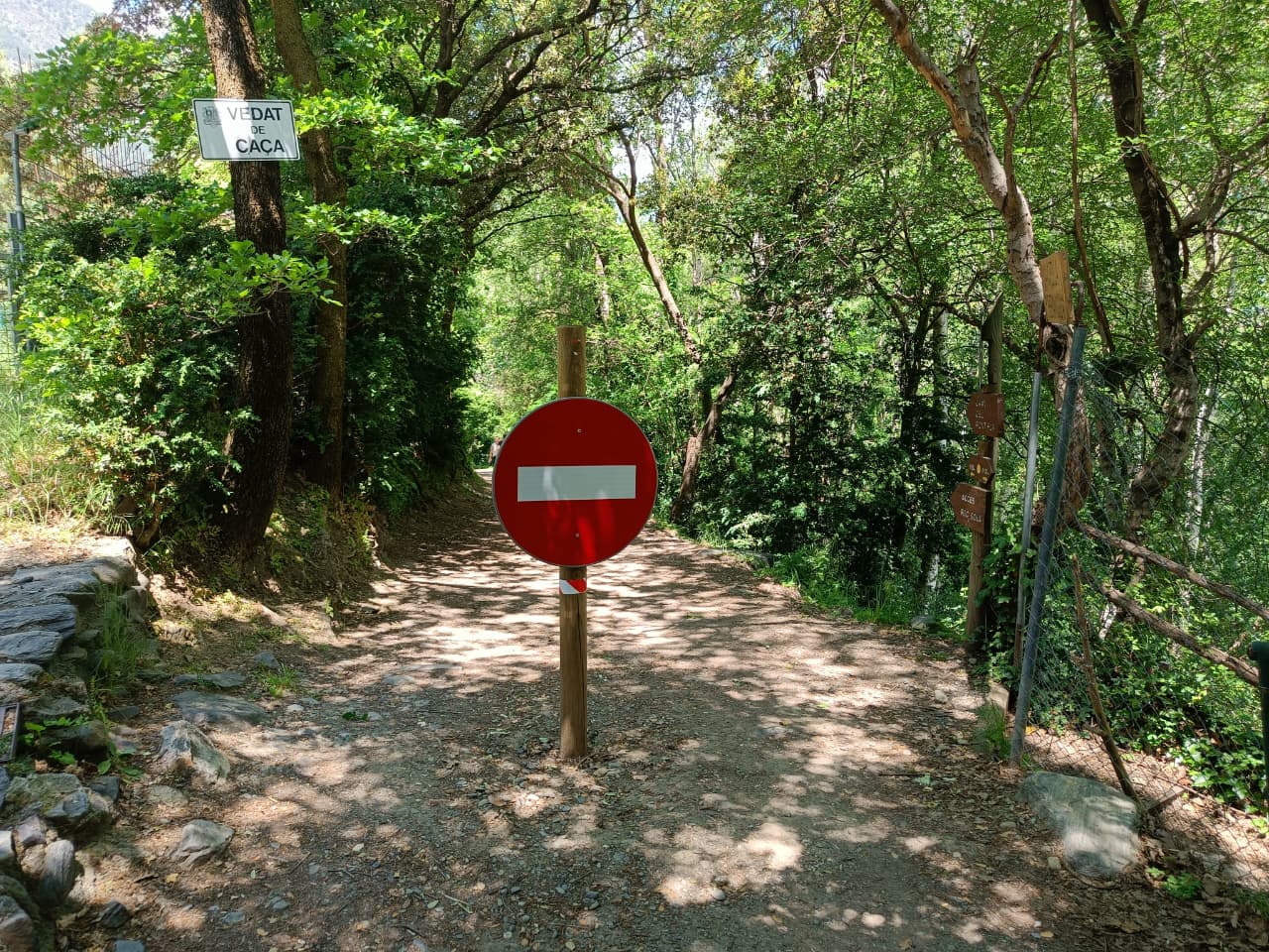 El senyal instal·lat al camí on tot sovint entraven vehicles.