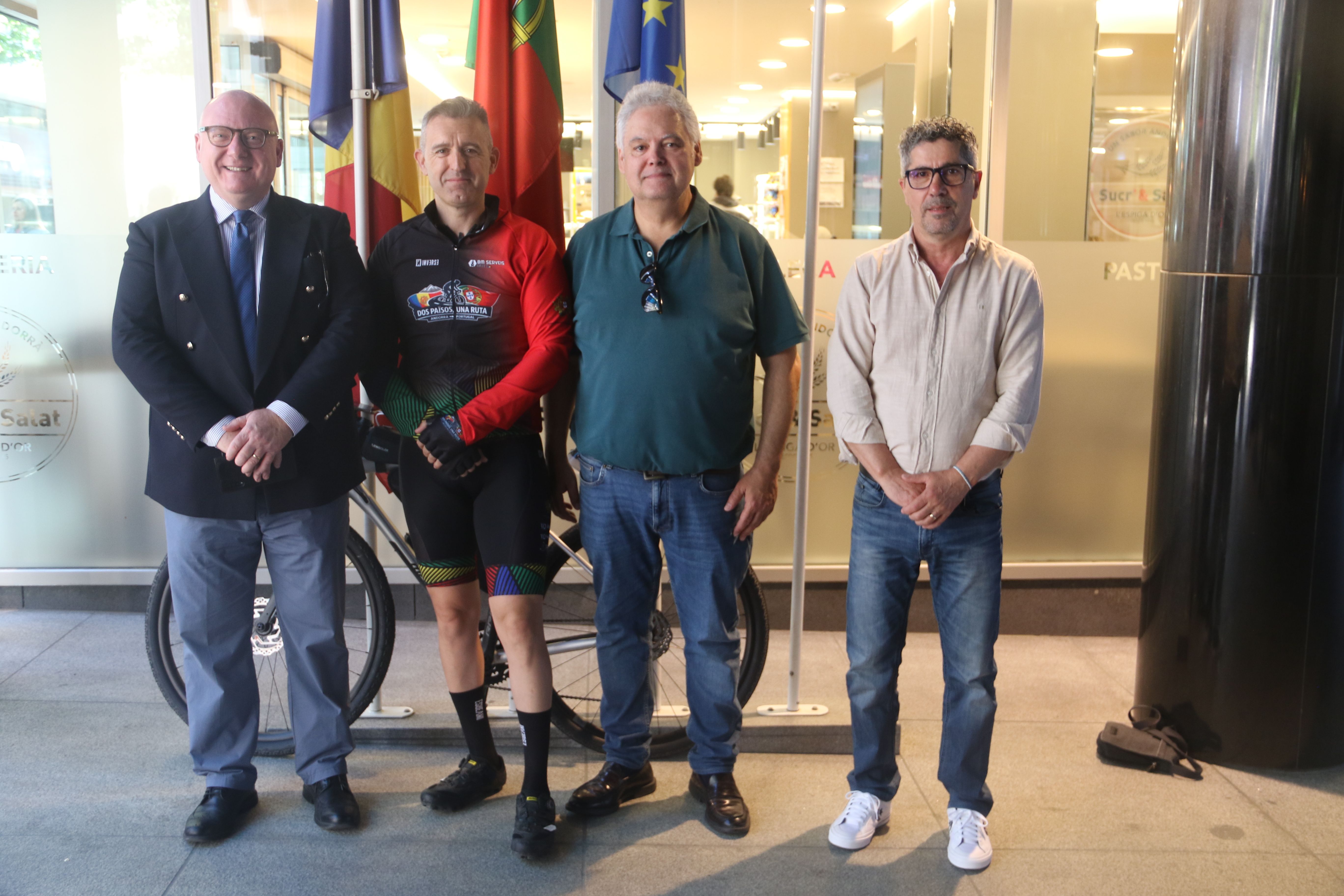 Imatge amb el cònsol i integrants del consolat general. Imatge amb el cònsol i integrants del consolat general.