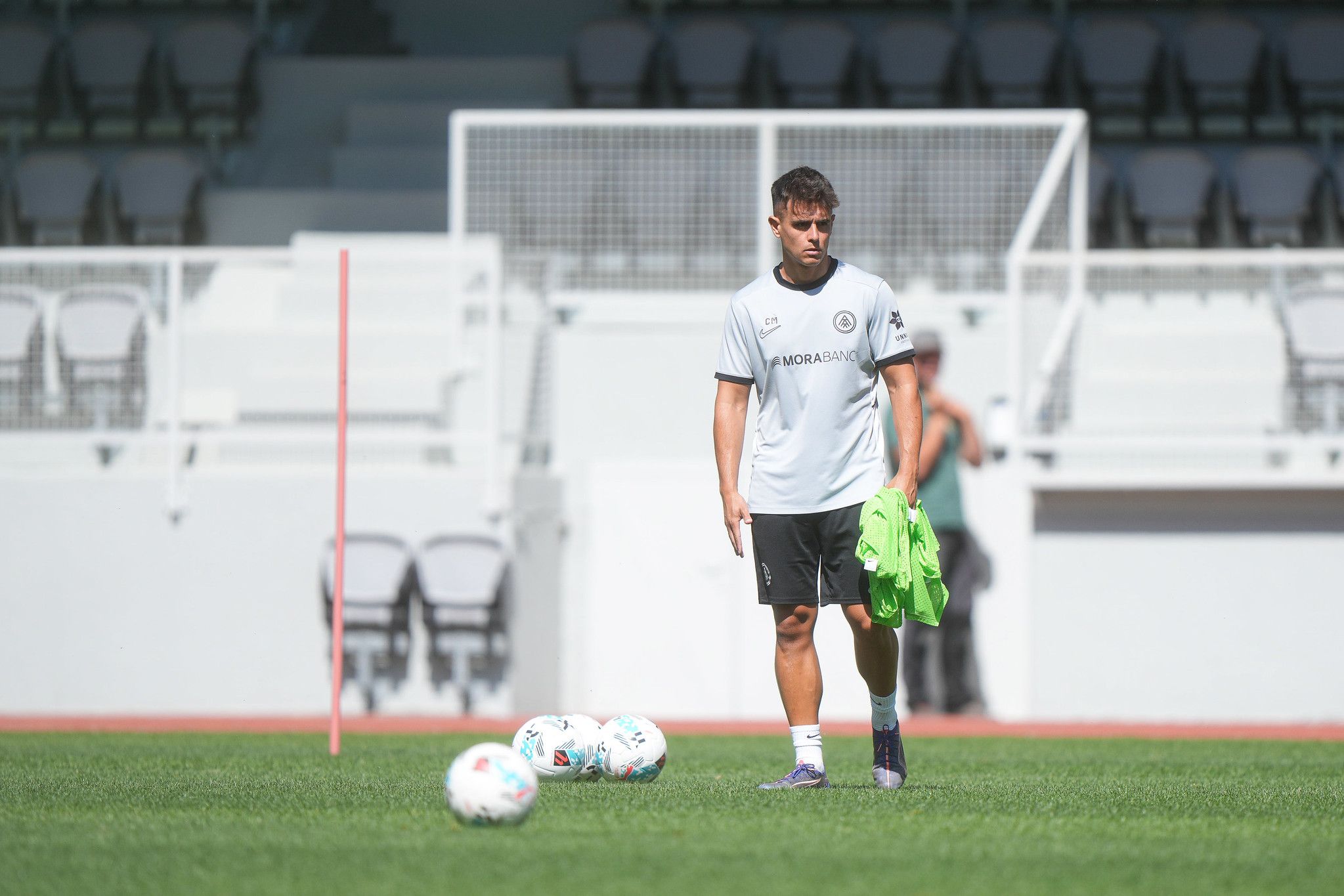 El tècnic de l'FC Andorra, Carles Manso, durant un entrenament d'aquesta setmana al Comunal.