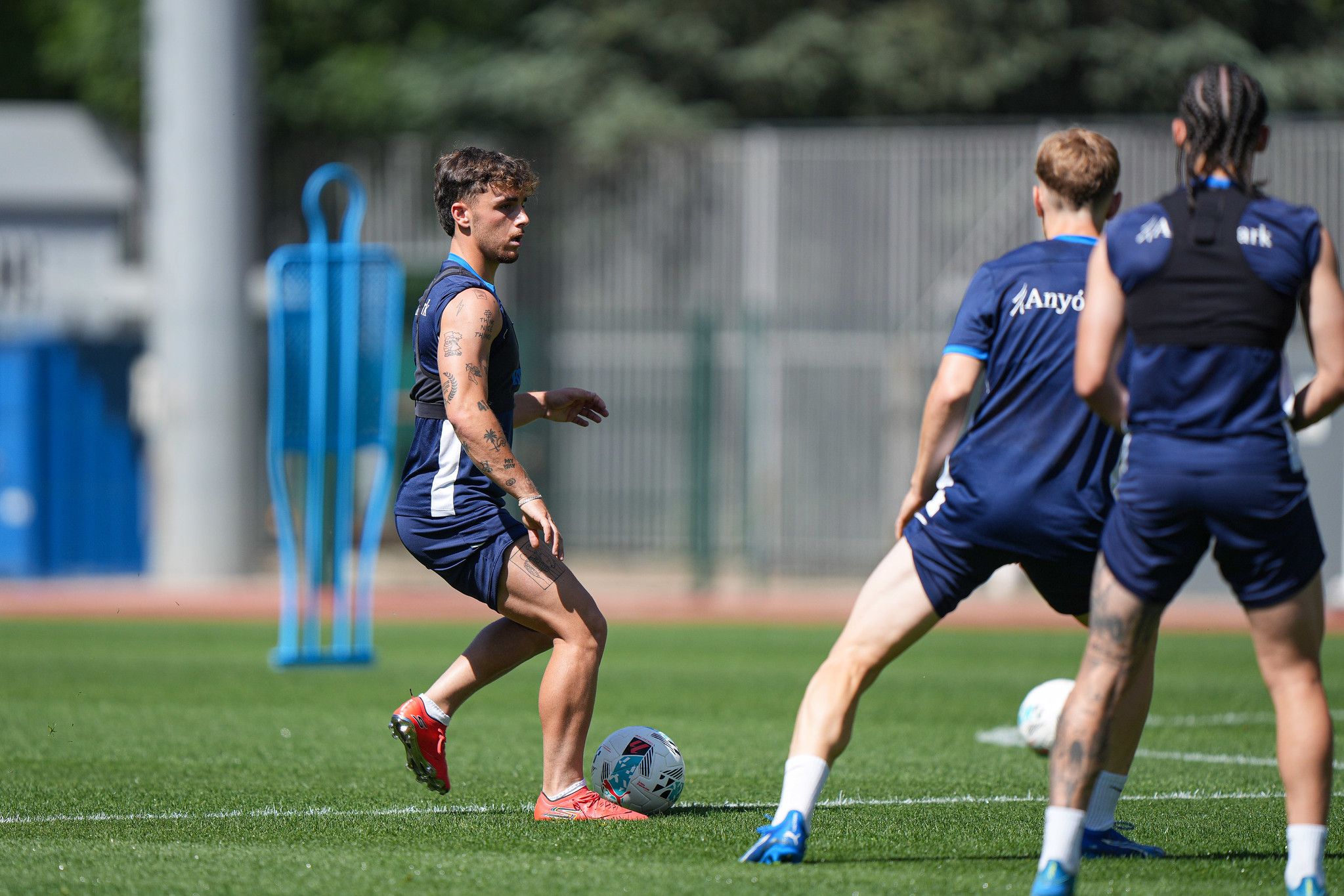 Yeray Cabanzón, en una de les últimes sessions d'entrenament amb l'FC Andorra. La portaveu del Sindicat, Rebeca Bonache.