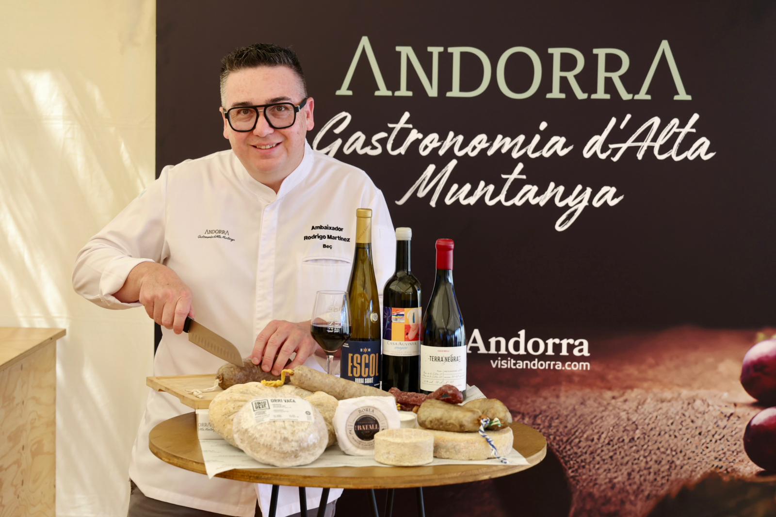 L'ambaixador del Beç, Rodrigo Martínez, oferint la degustació de productes. 