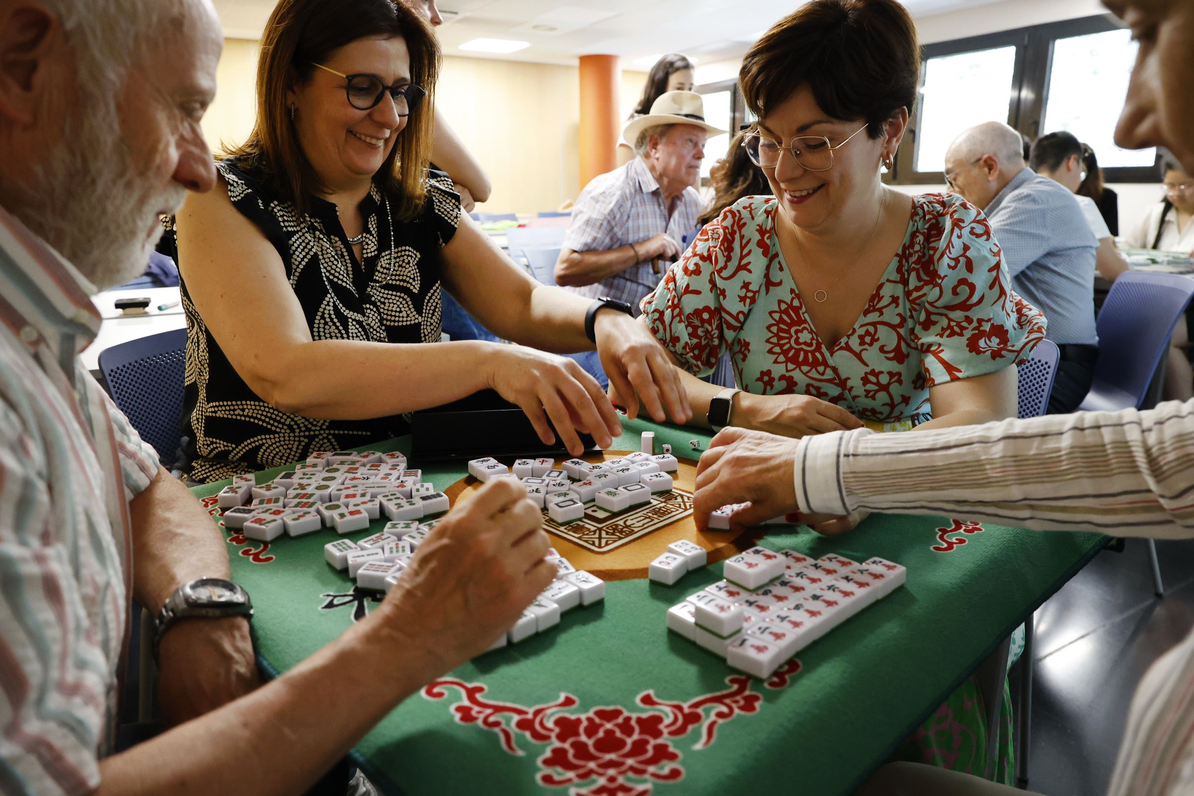 Diversos alumnes del curs de xinès de l'UdA, jugant al Mahjong. Diversos alumnes del curs de xinès de l'UdA, jugant al Mahjong.