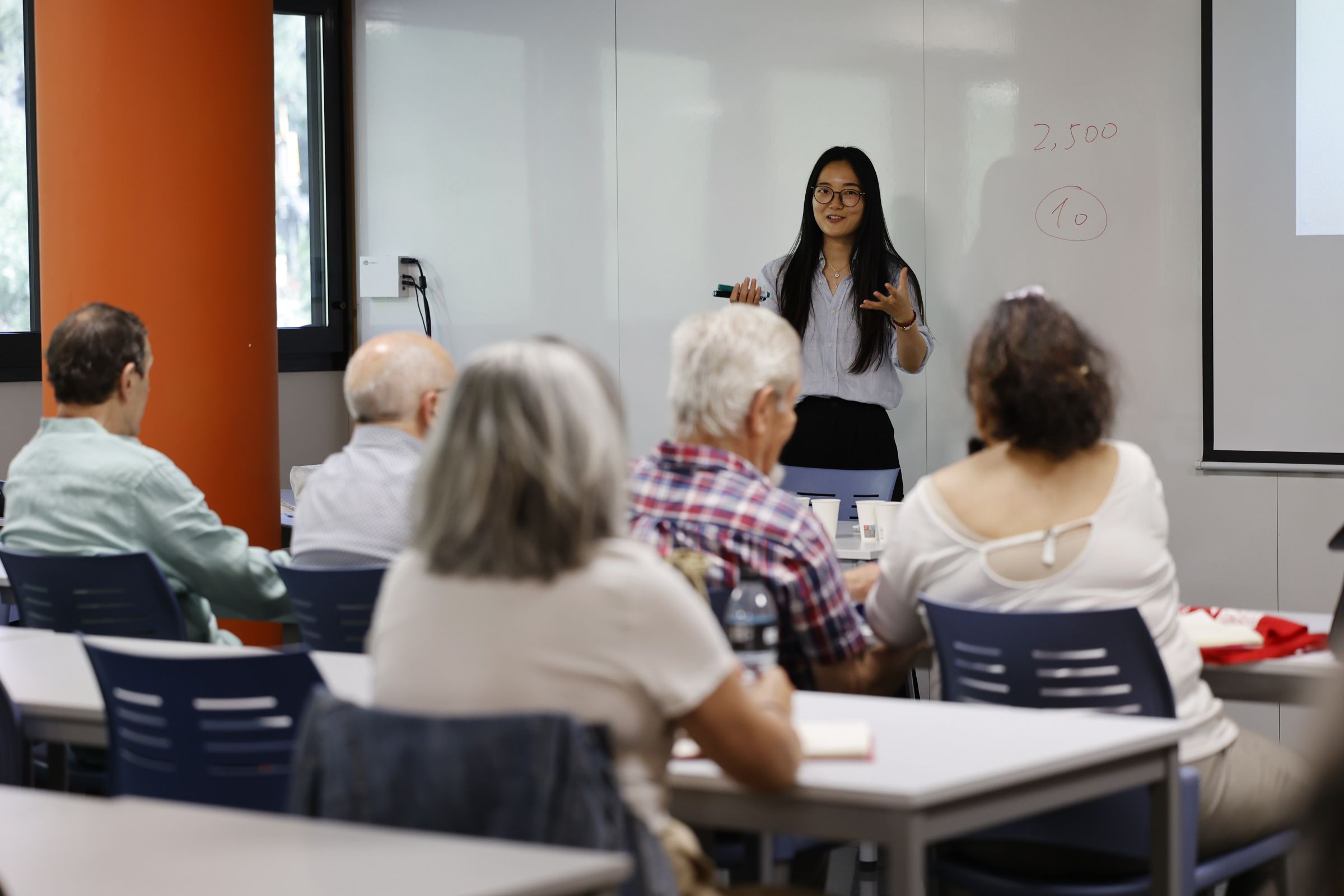 La professora de l'UdA, Qiyao Jia, en una de les seves classes de xinès.