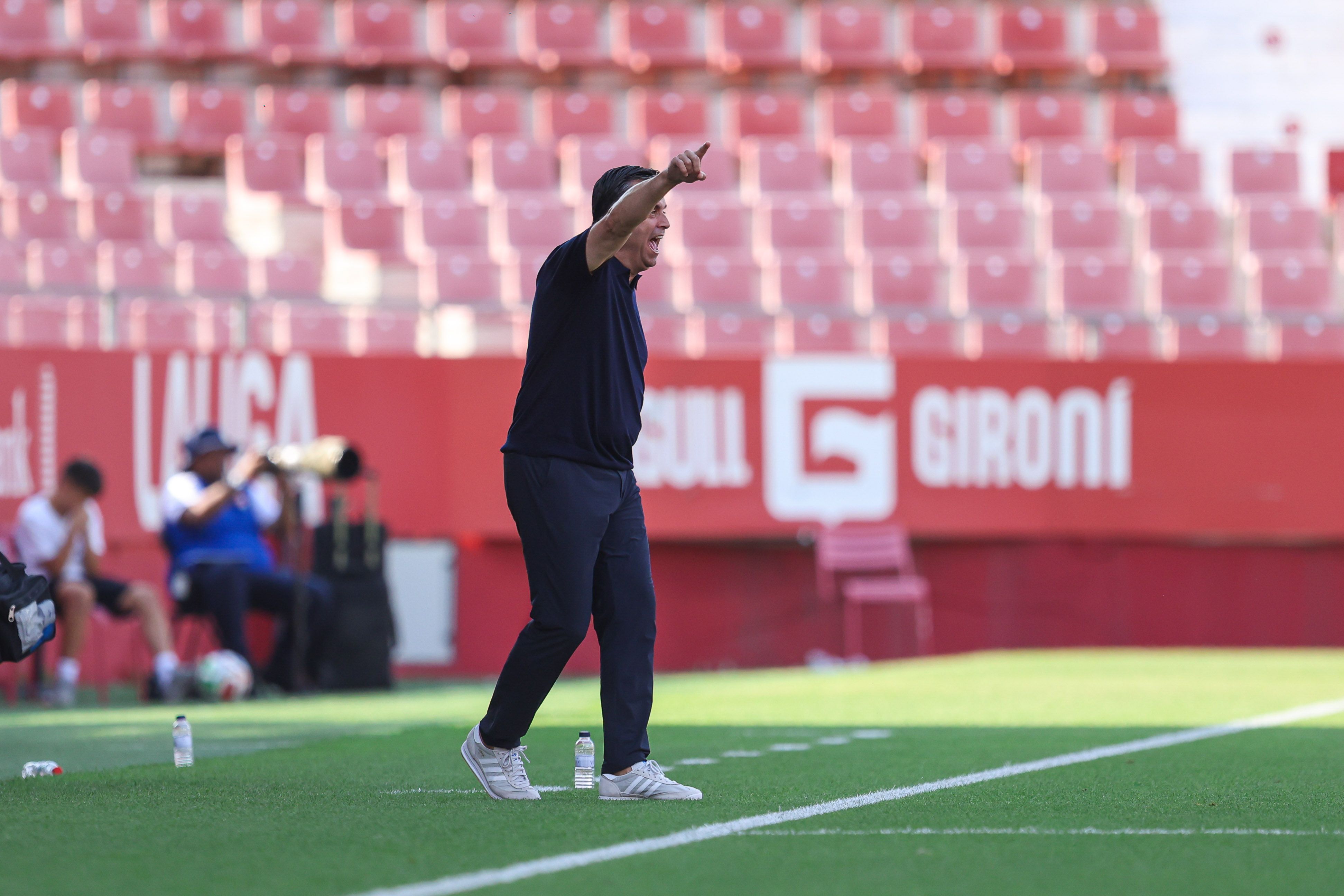 Koldo Álvarez, donant instruccions a la zona tècnica de l'estadi gironí. La portaveu del Sindicat, Rebeca Bonache.
