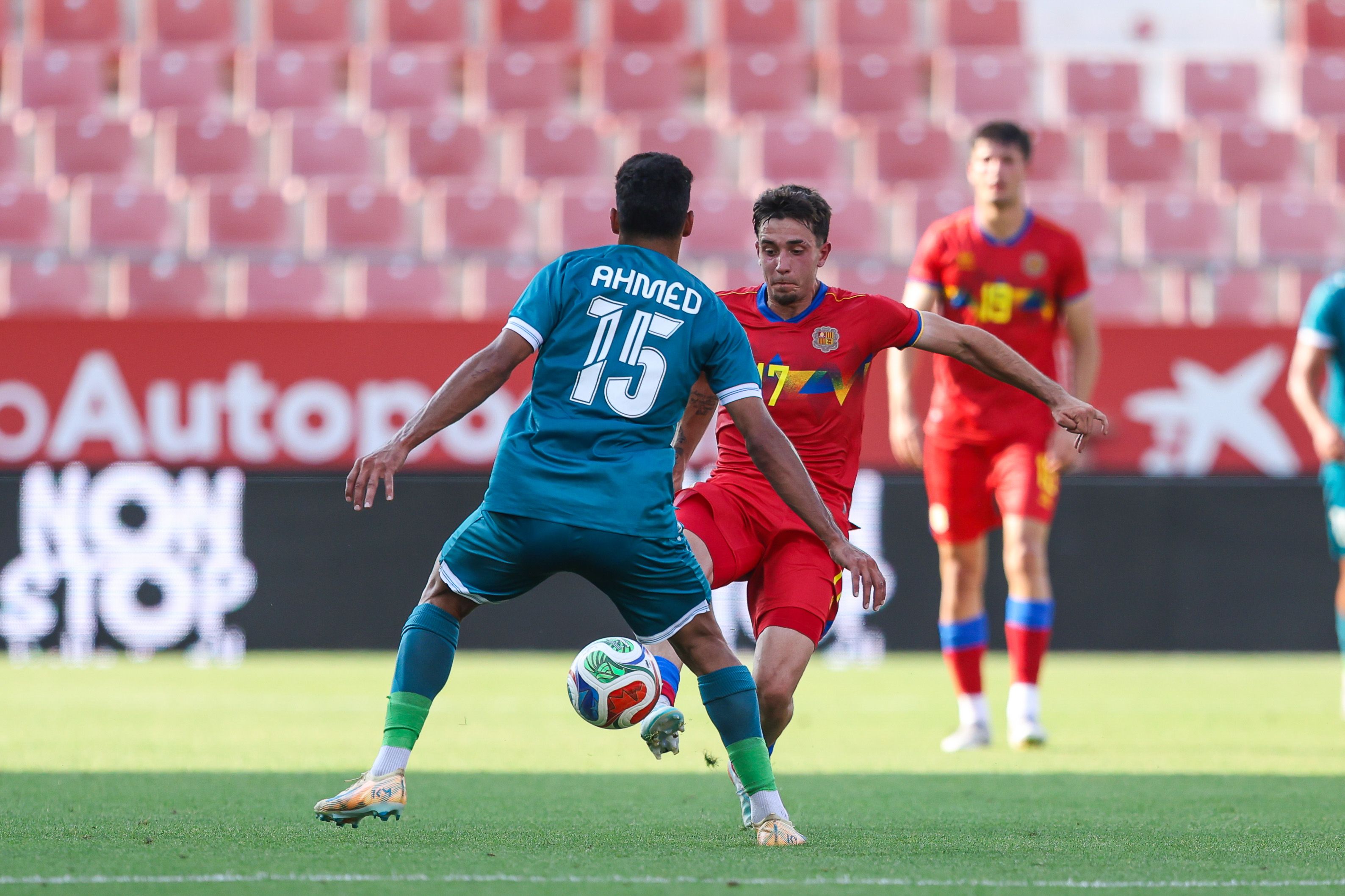 El futur jugador de l'FC Andorra, Aron Rodrigo, en una acció del duel. La portaveu del Sindicat, Rebeca Bonache.