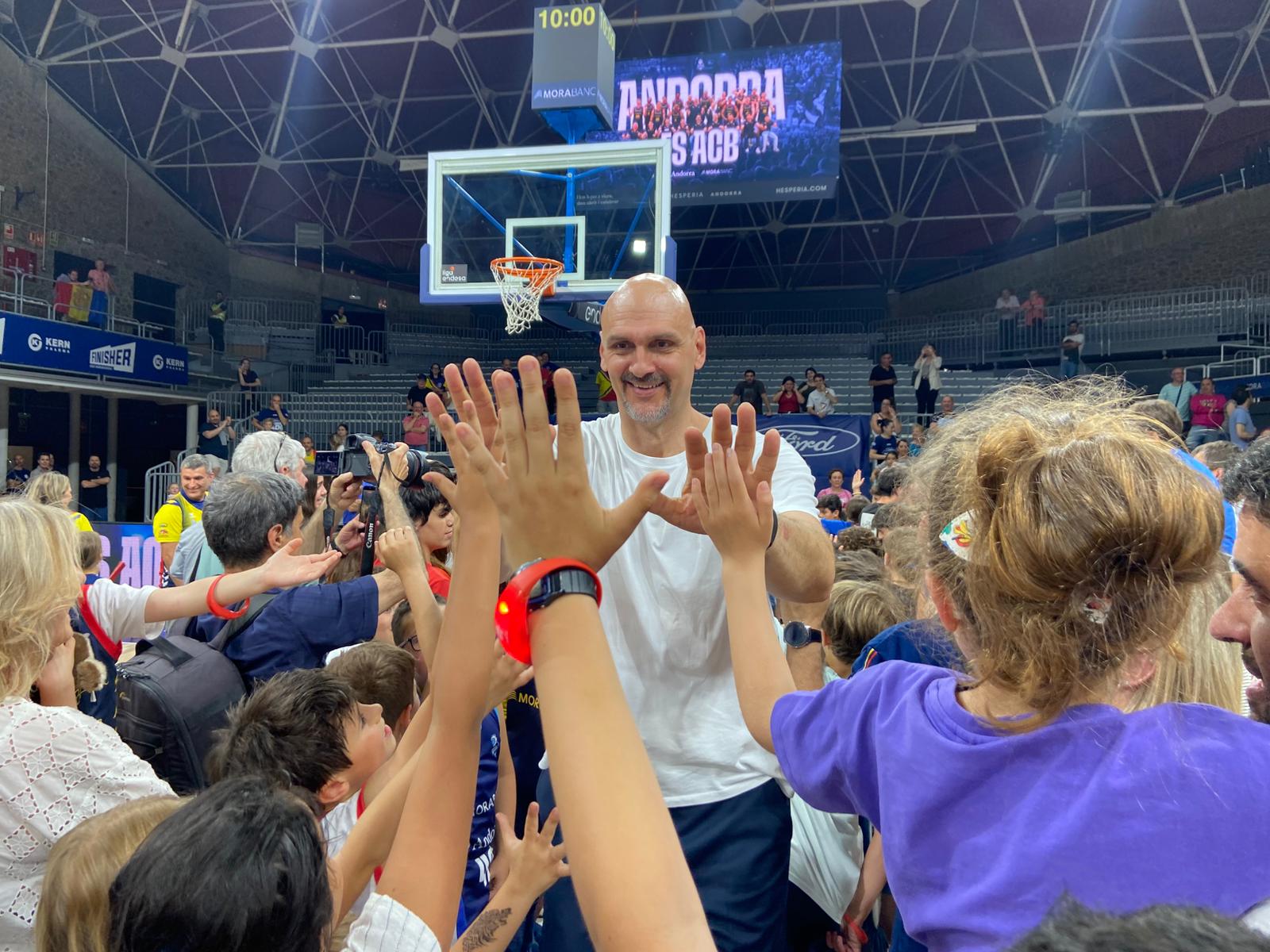 Tabak celebra la permanència amb els aficionats. Tabak celebra la permanència amb els aficionats.