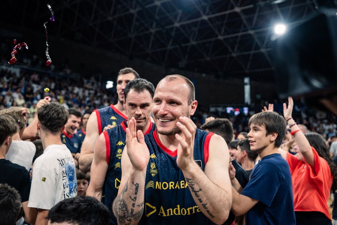 Rafa Luz, agraïnt el suport del públic en acabar el partit. La portaveu del Sindicat, Rebeca Bonache.