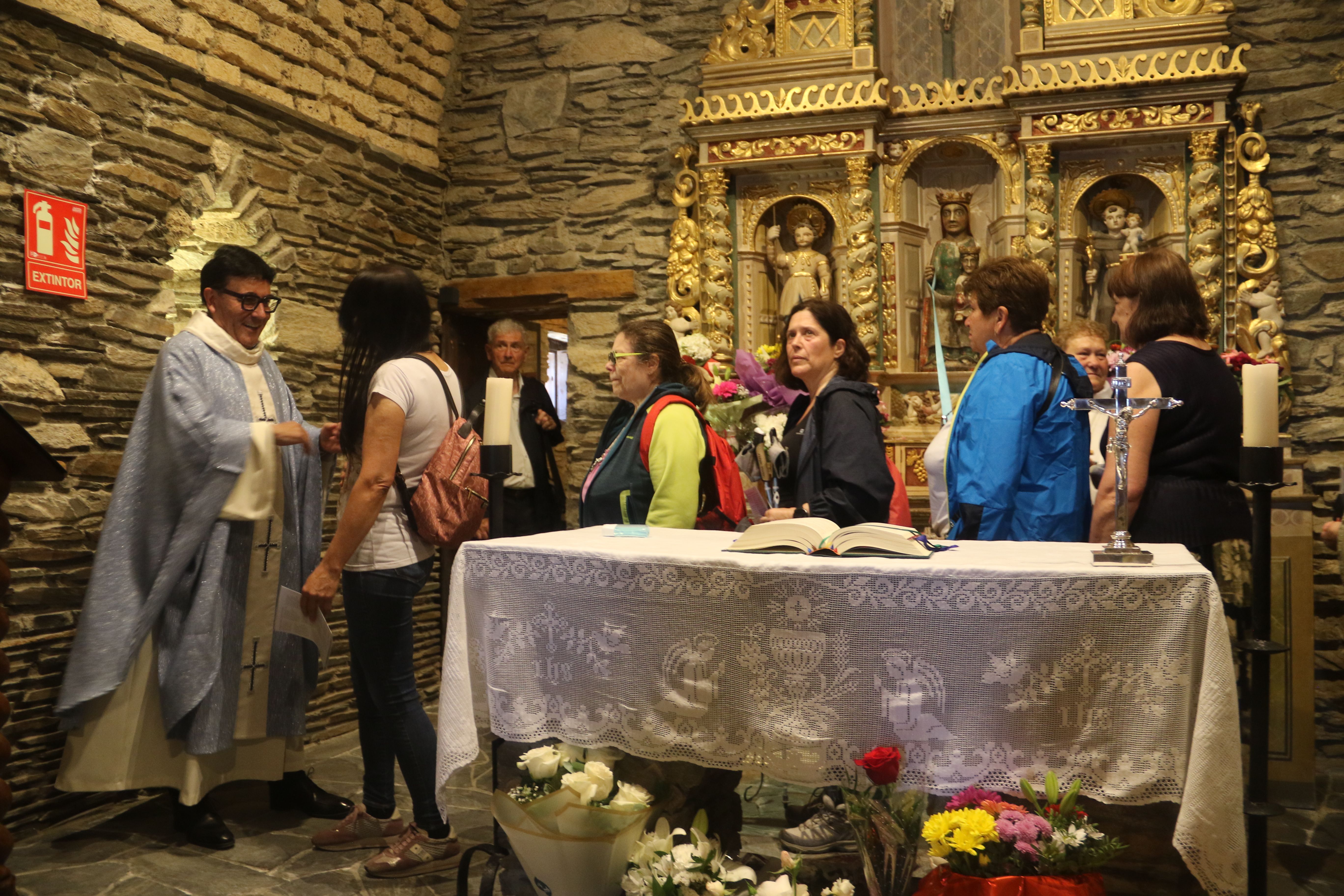 Mossèn Pepe rebent la felicitació-comiat dels feligresos i ciutadans.