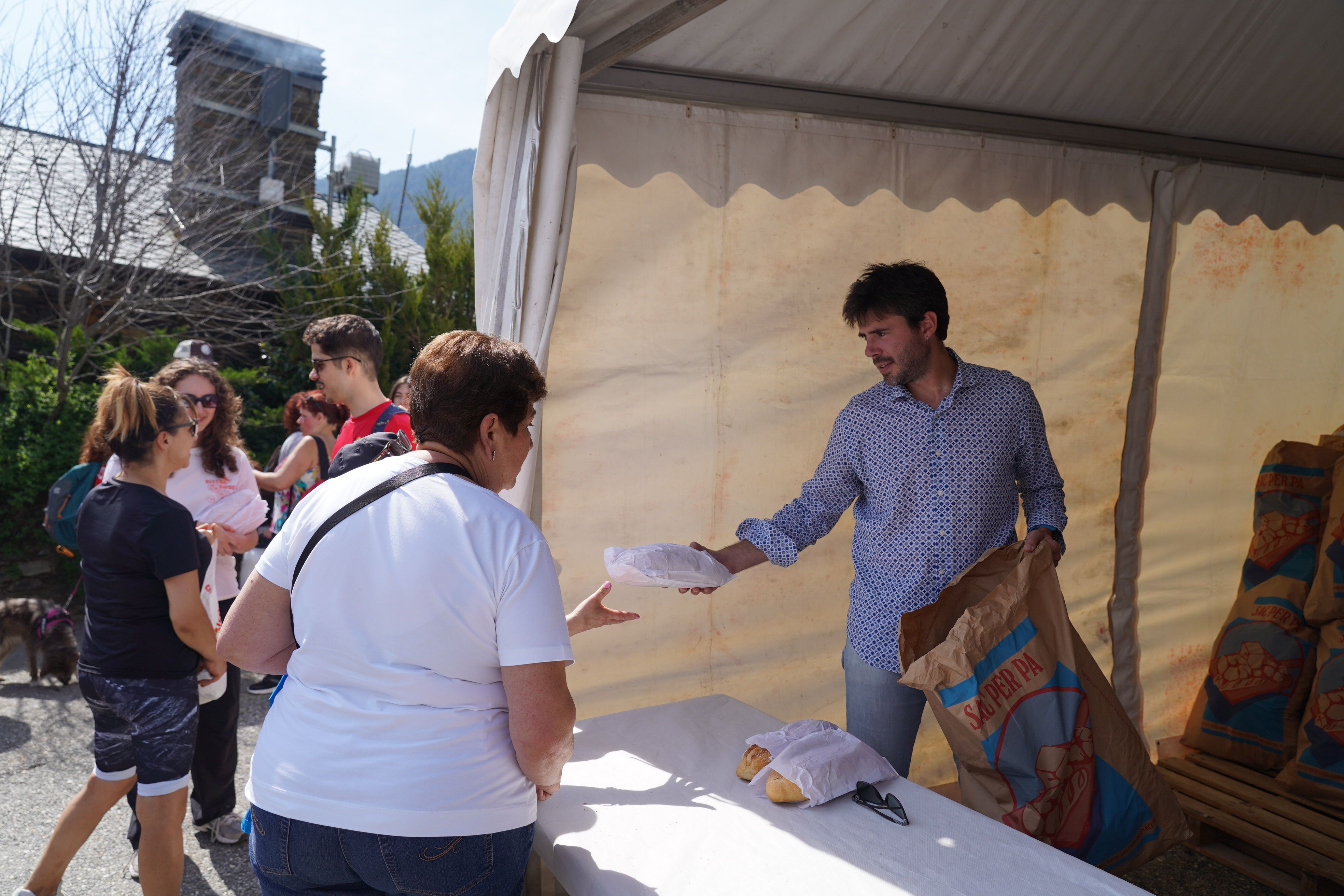 Cairat, repartint els tradicionals pans de Canòlich.