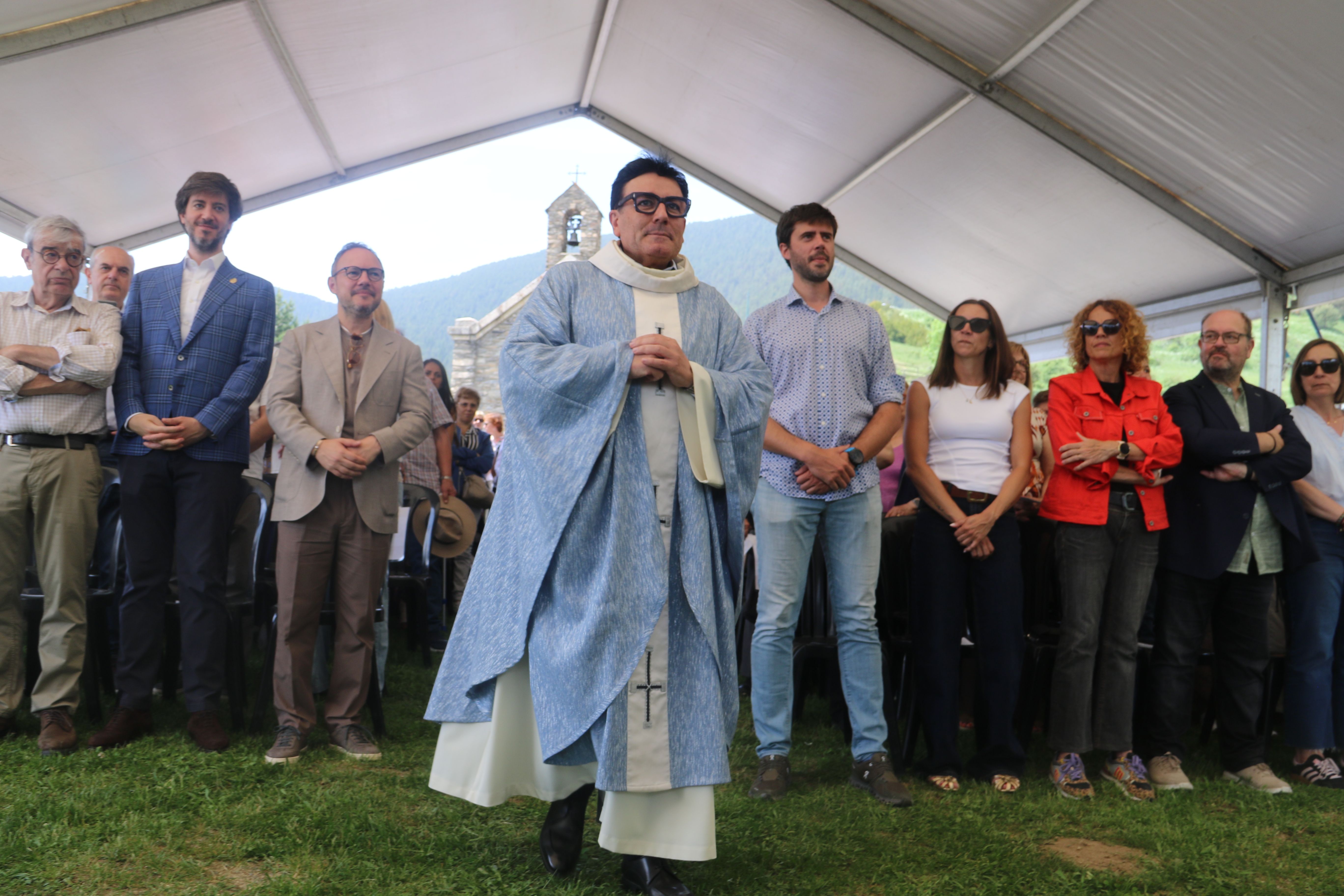 Mossèn Pepe en dirigir-se a l'altar per celebrar la missa major de Canòlich.